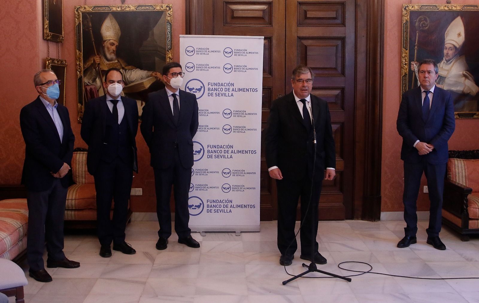 El presidente del Banco de Alimentos, Agustín Vidal, toma la palabra durante la rueda de prensa en el Ayuntamiento.