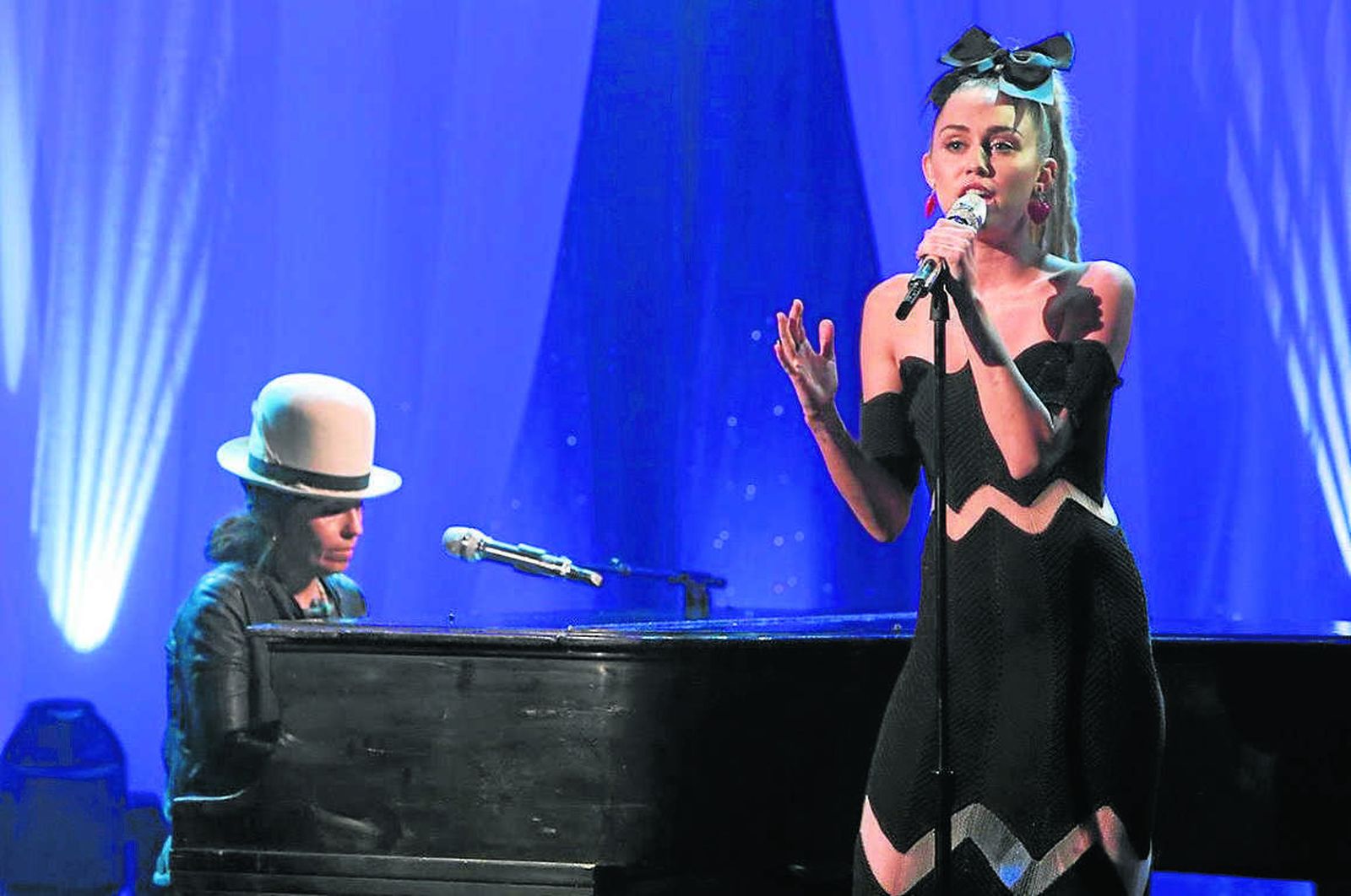 Miley Cyrus luce un vestido de María Ke Fisherman confeccionado por las monjas.