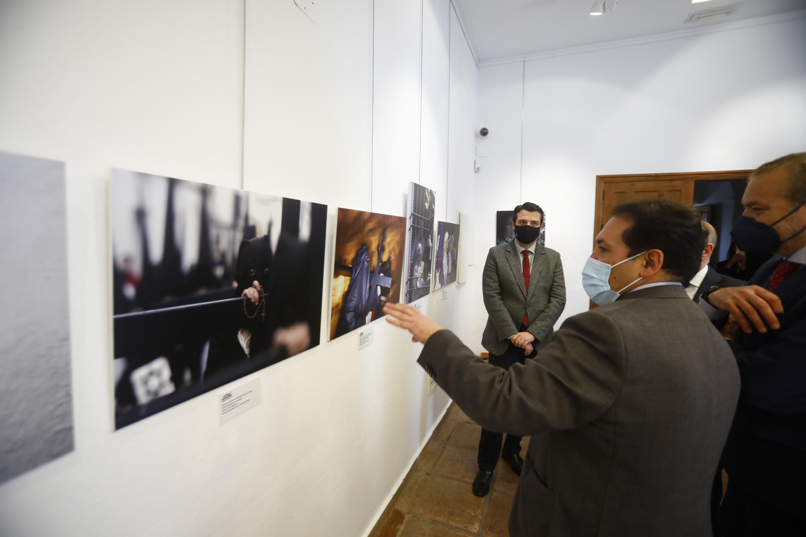Presentación de la exposición fotográfica 'Miradas de pasión', en fotografías