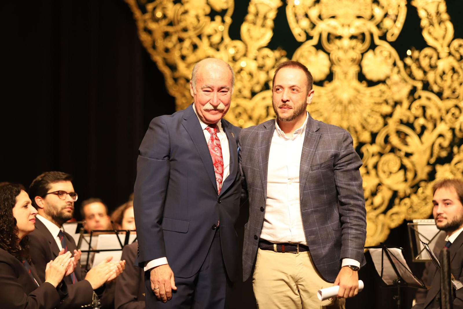 Presentan manto de la Virgen del Amor.