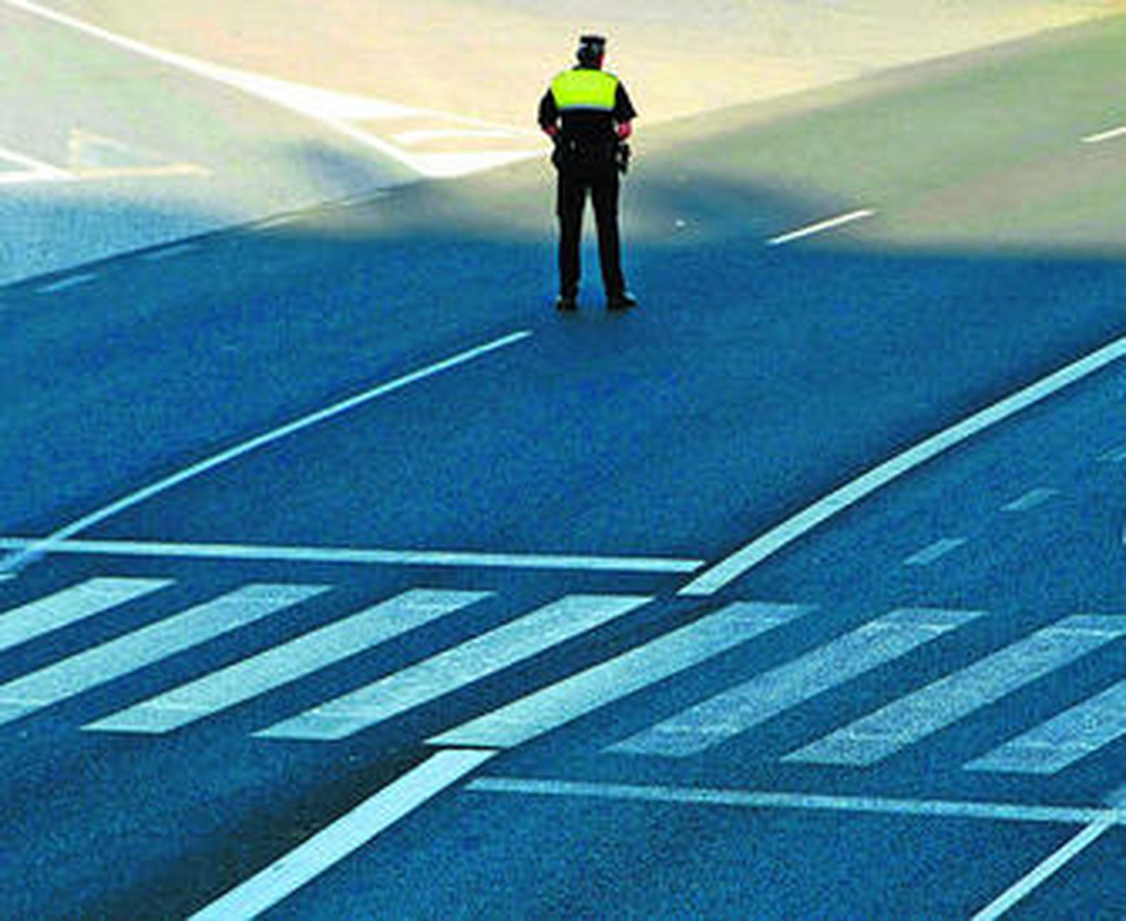 Un Policía Local controlando el tráfico en la ciudad.