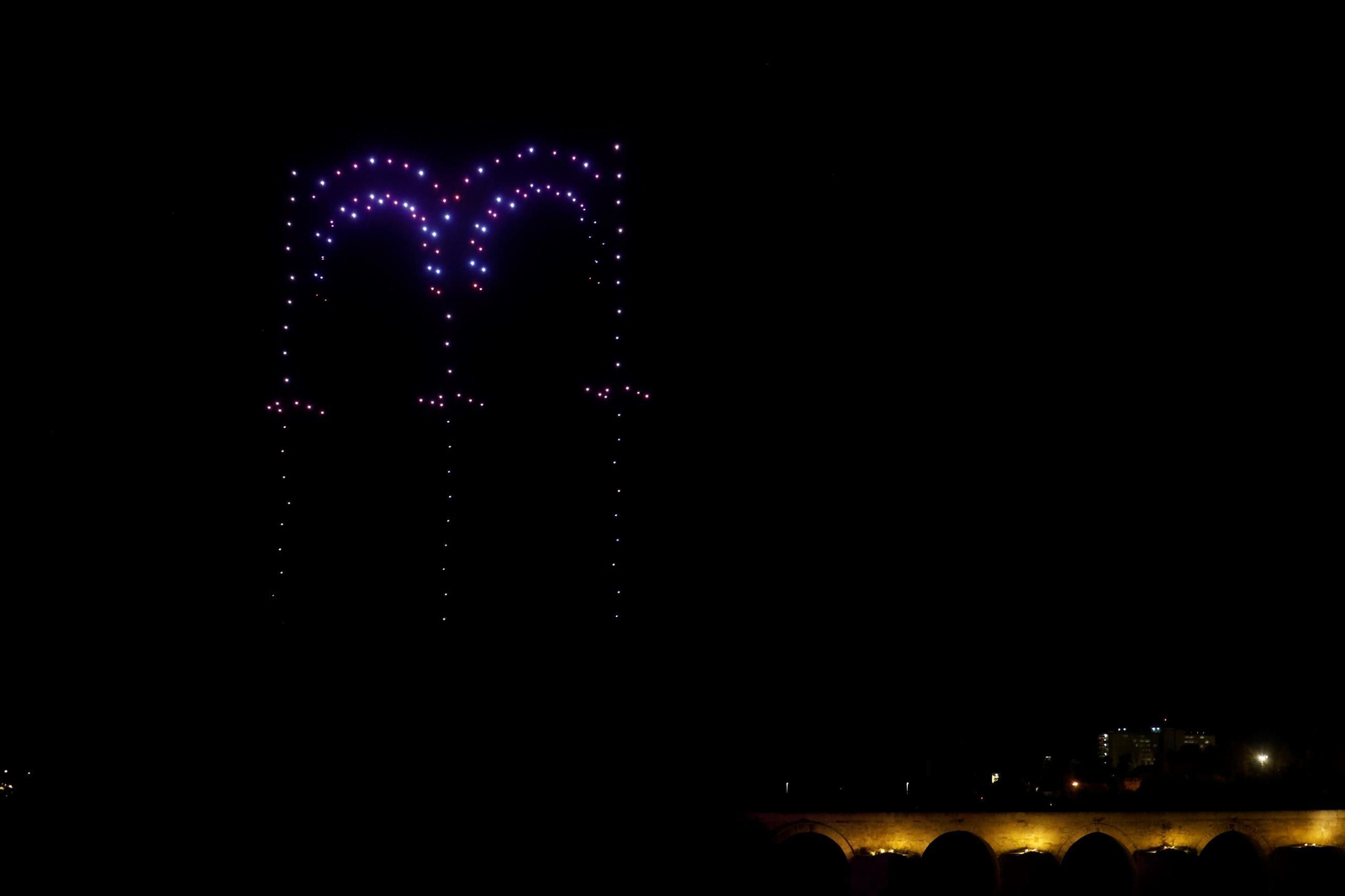 Un espectáculo de drones dibuja 'un cuento de Navidad' en el cielo de Córdoba