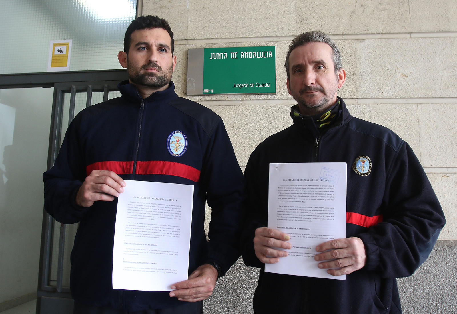 Los representantes del Sindicato Andaluz de Bomberos, con la denuncia en los juzgados.
