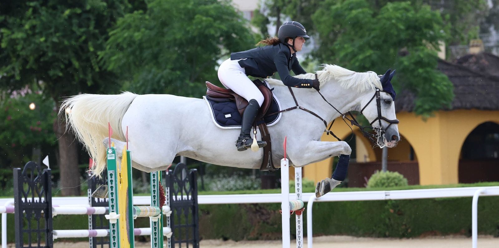 Elena Appendino salta un obstáculo con Iceman.