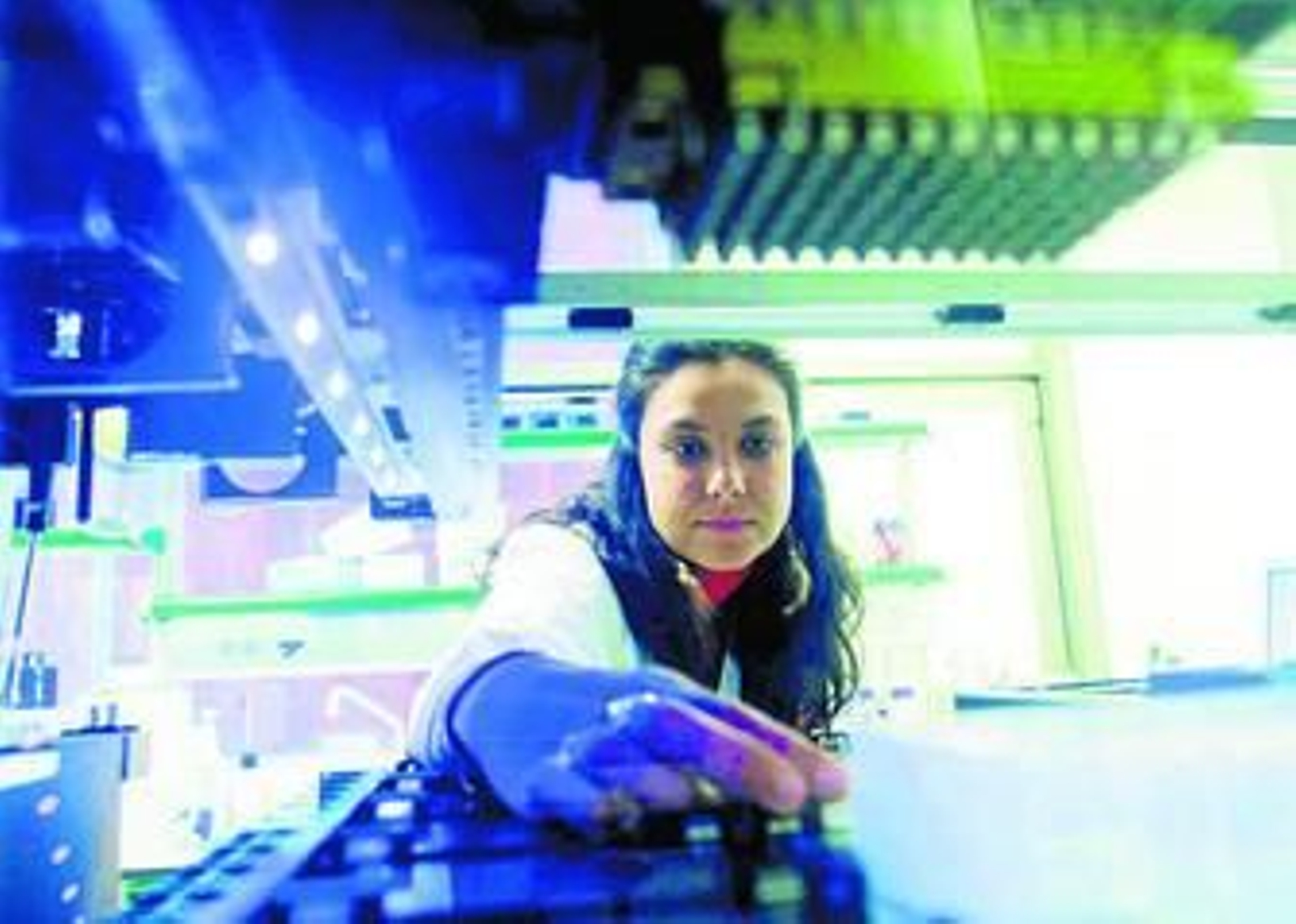 Trabajadora de la empresa granadina.