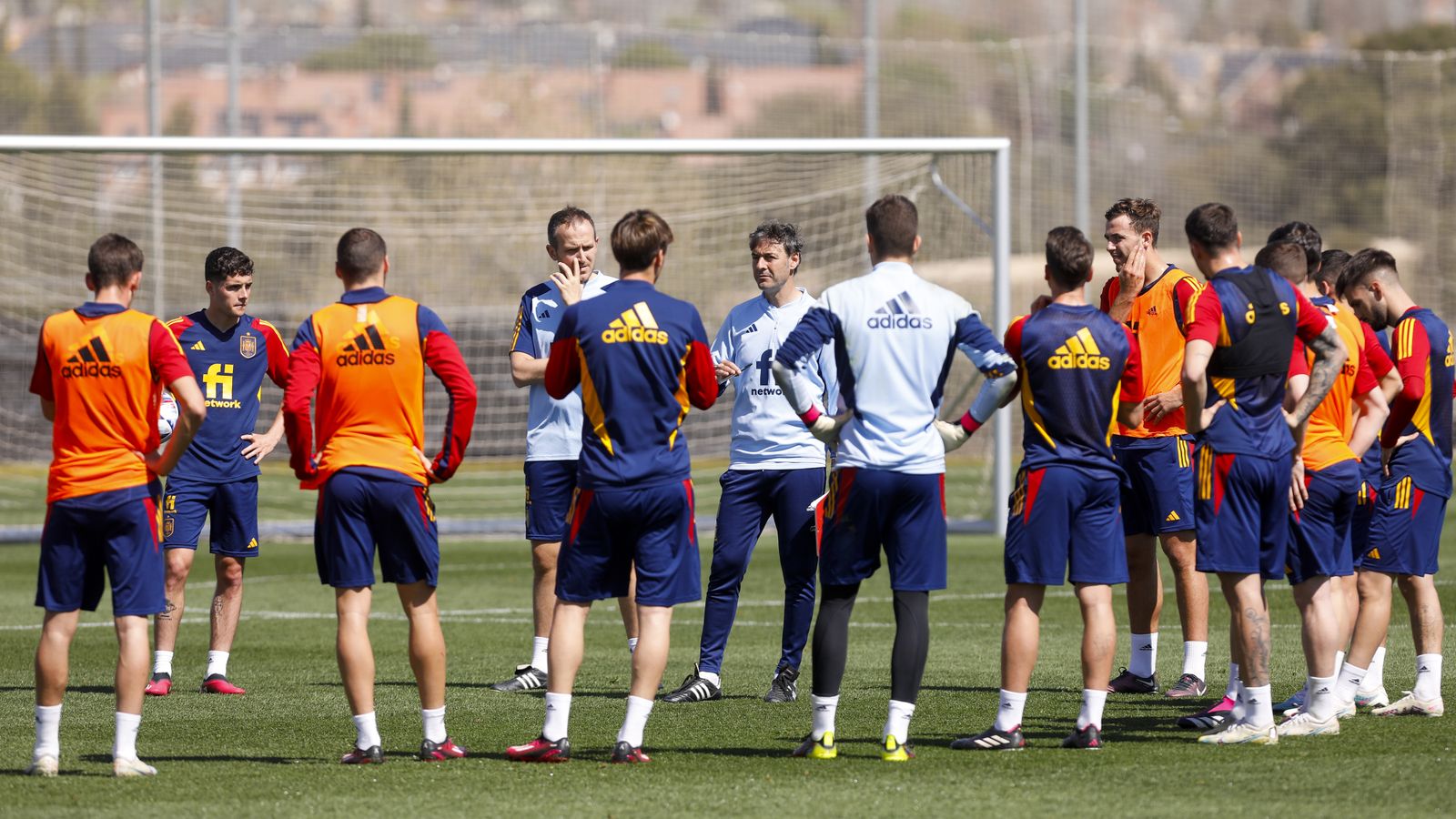Santi Denia da indicaciones a sus pupilos en el entrenamiento de este miércoles