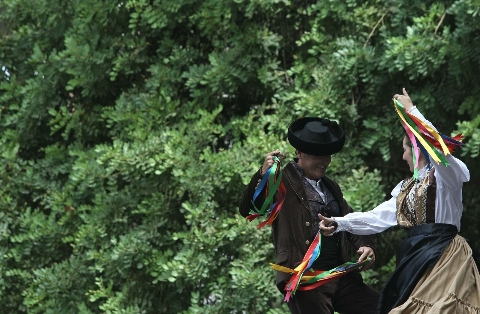 Dos personas bailan durante el Festival del Folklore del Estrecho y del Campo de Gibraltar, ayer en Algeciras Entremares.