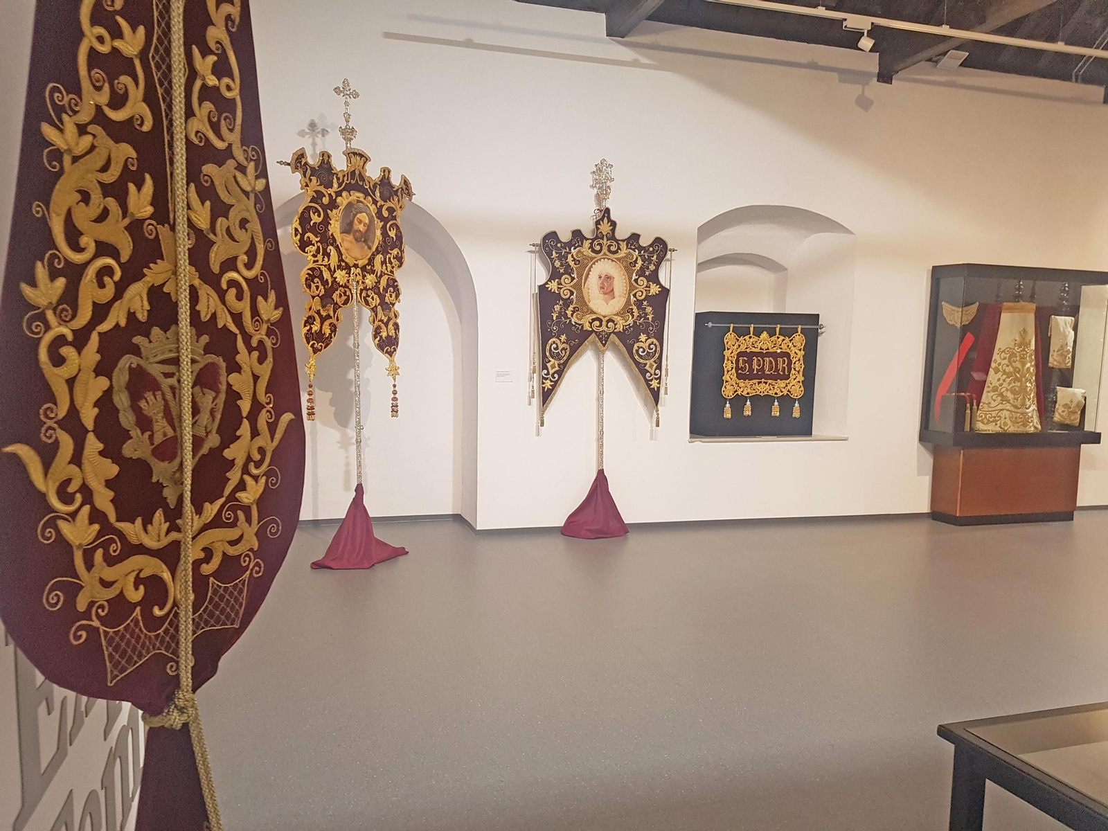 Las manos que bordan para Dios