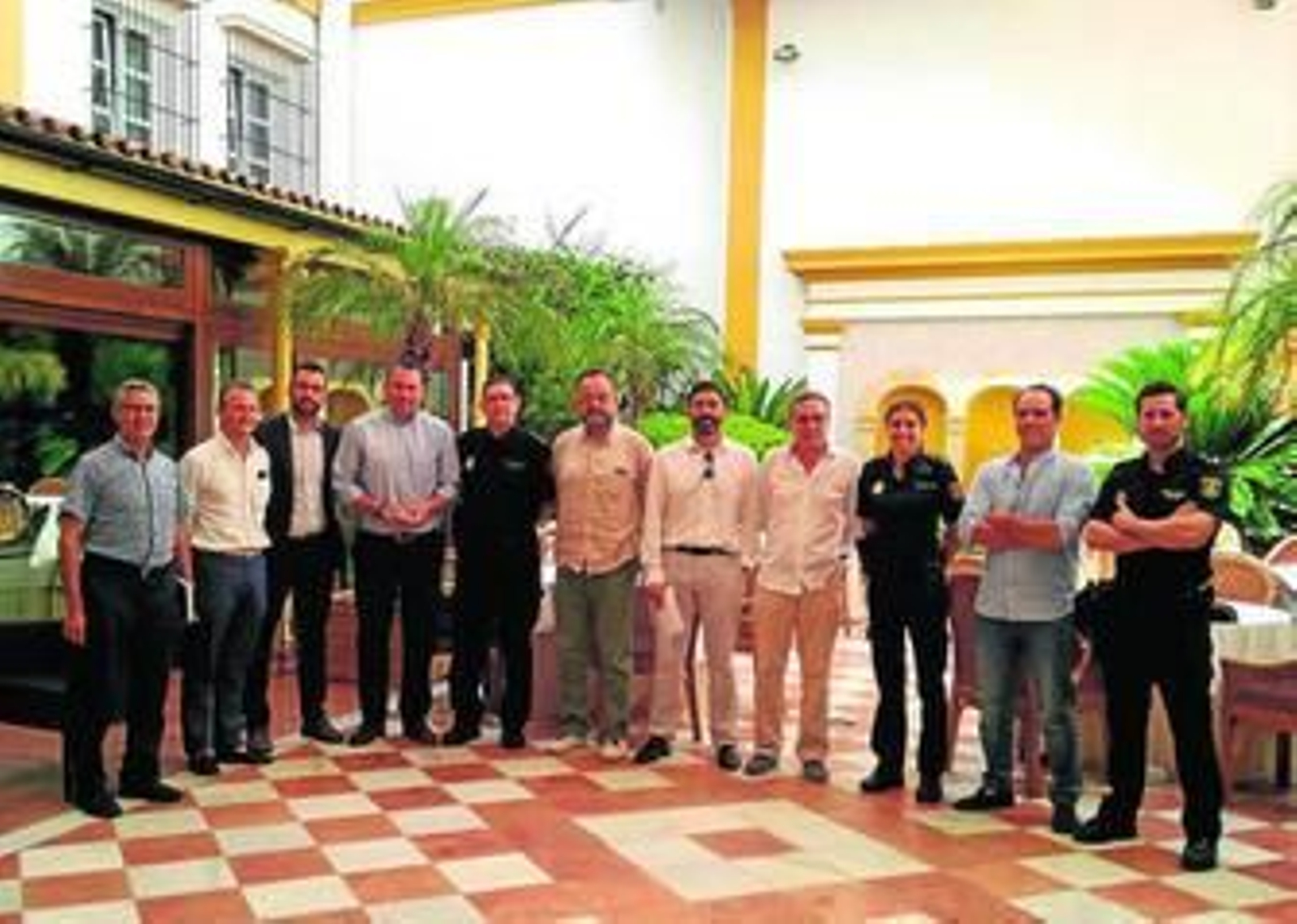 Los directores de los hoteles portuenses, junto a responsables del Cuerpo Nacional de Policía.