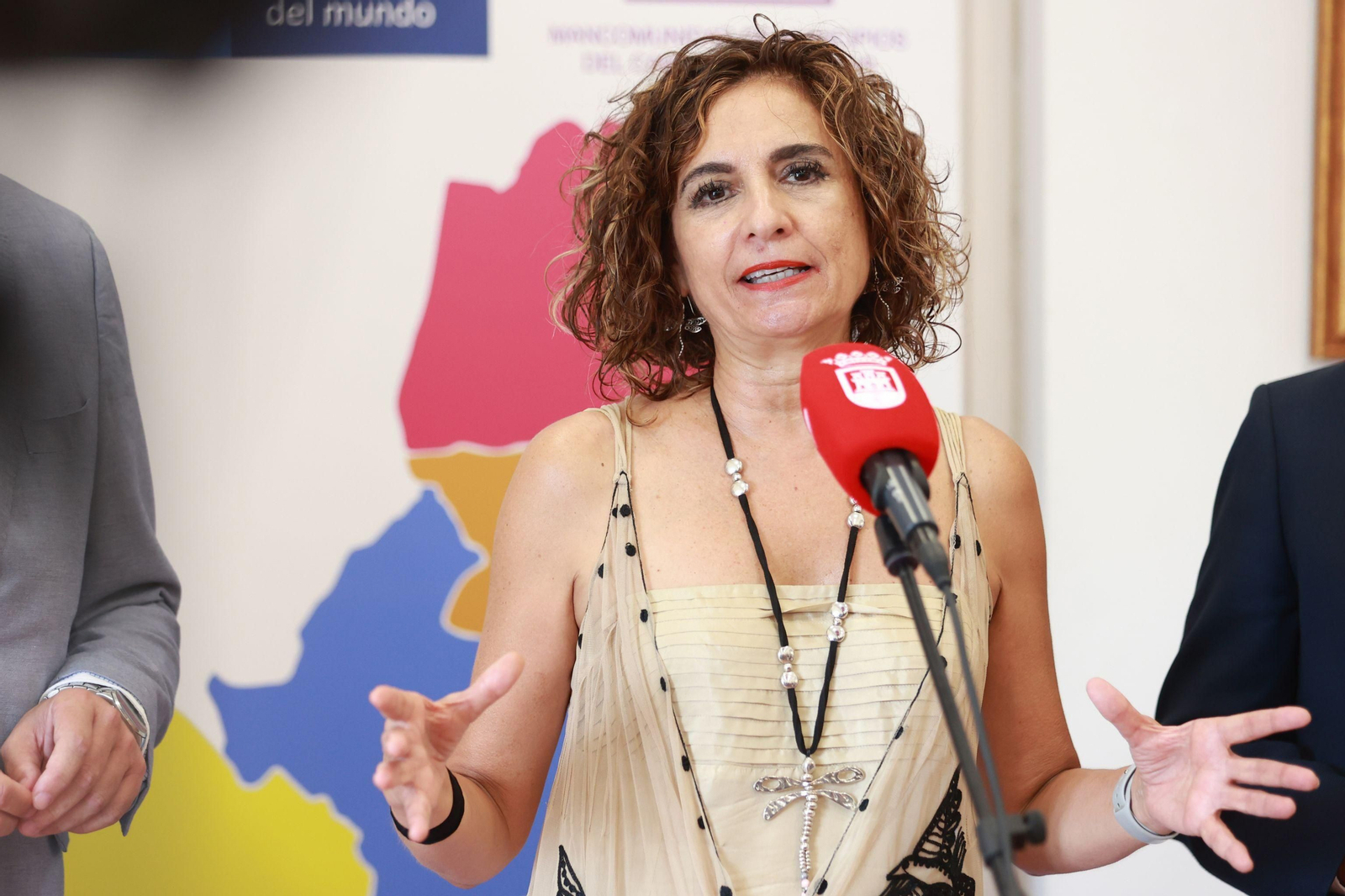 María Jesús Montero atiende a los medios de comunicación.