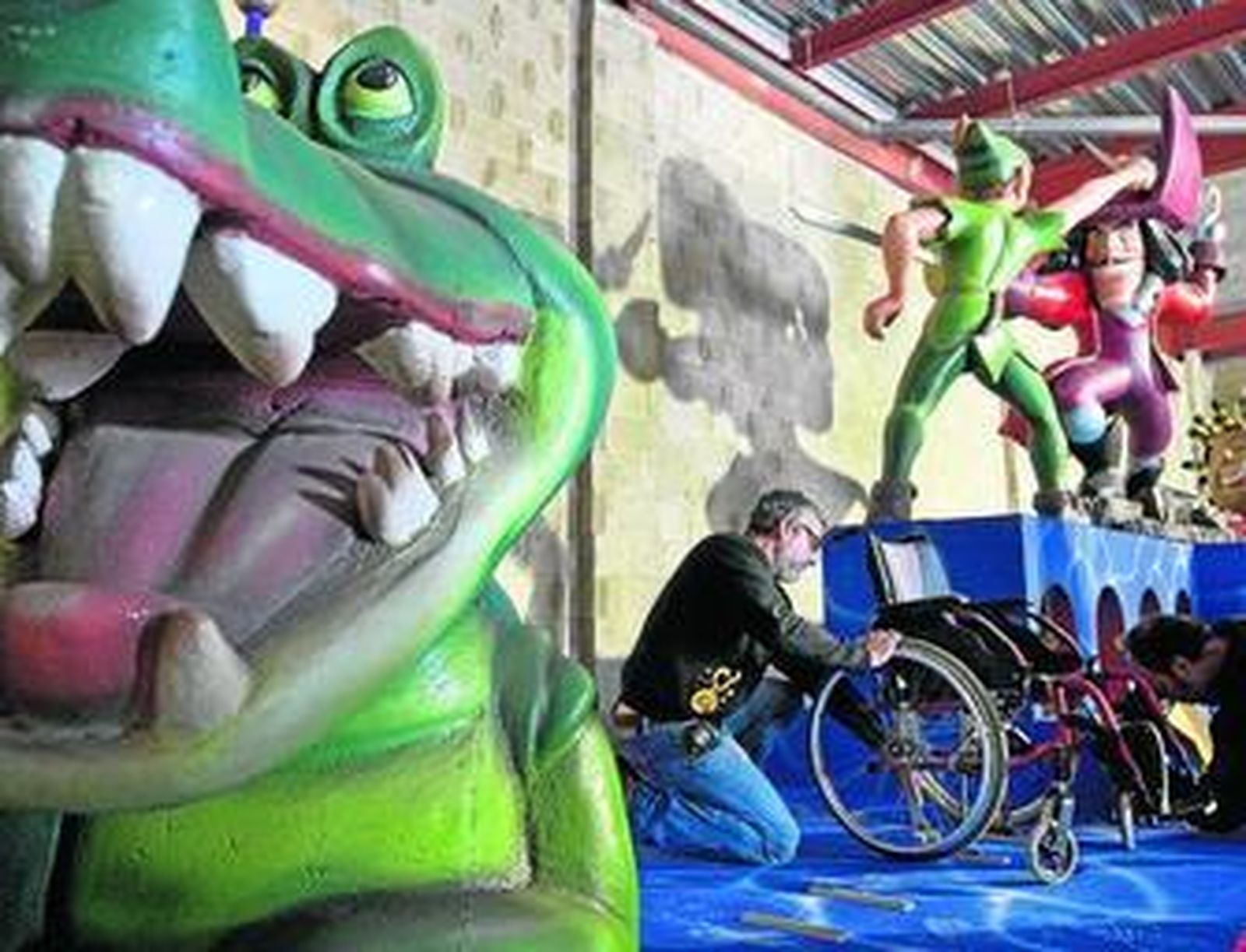 Trabajos de retoque en la carroza de Peter Pan donde se ubicará a los niños con sus sillas de ruedas el domingo.