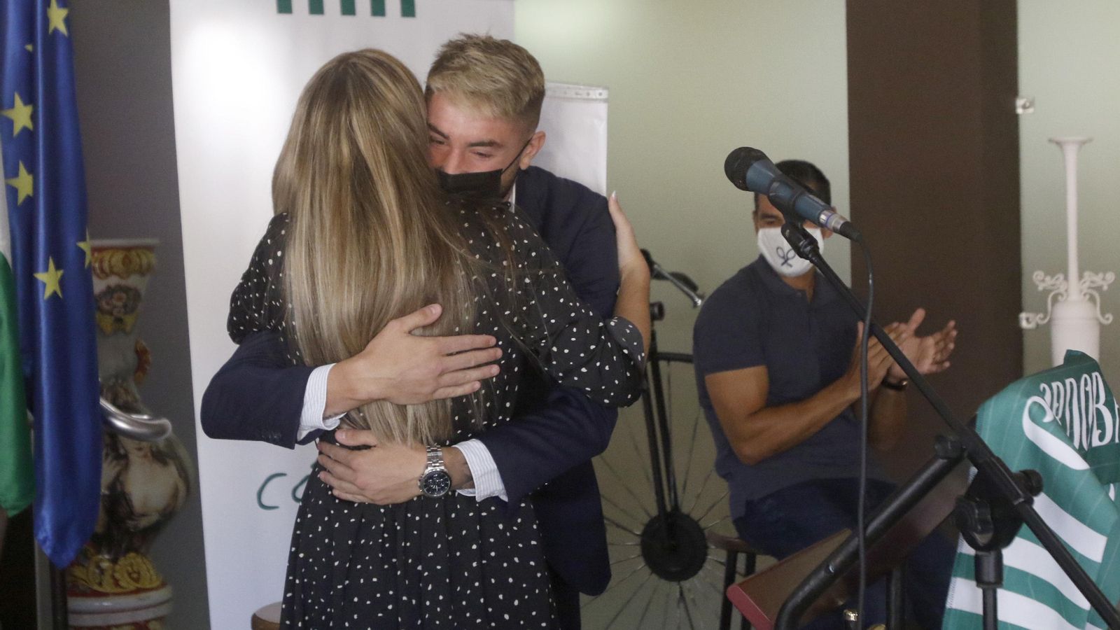 Casas, emocionado, se abraza a su hermana Esperanza.