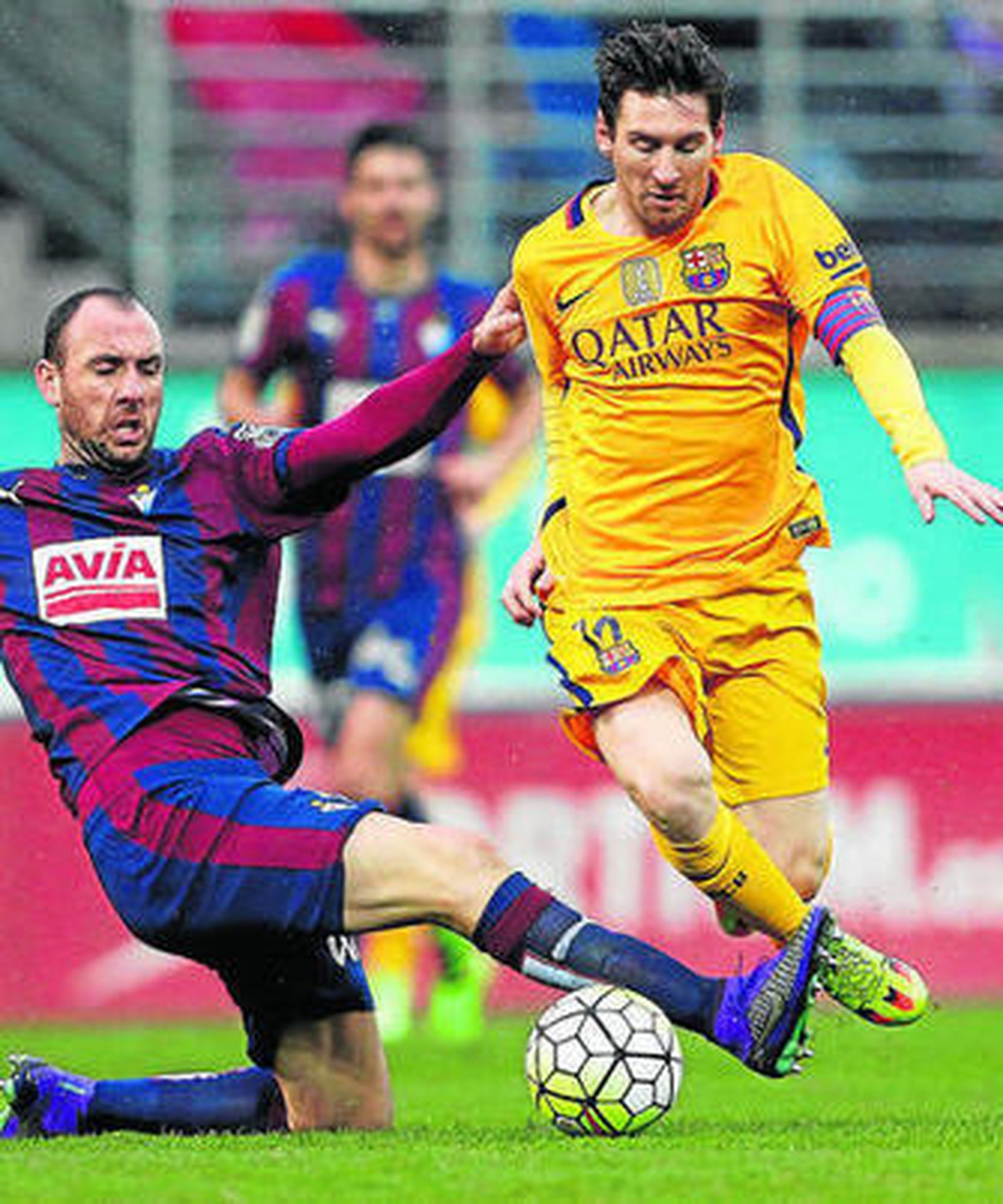 Messi salva la entrada del defensa del Eibar Iván Ramis.