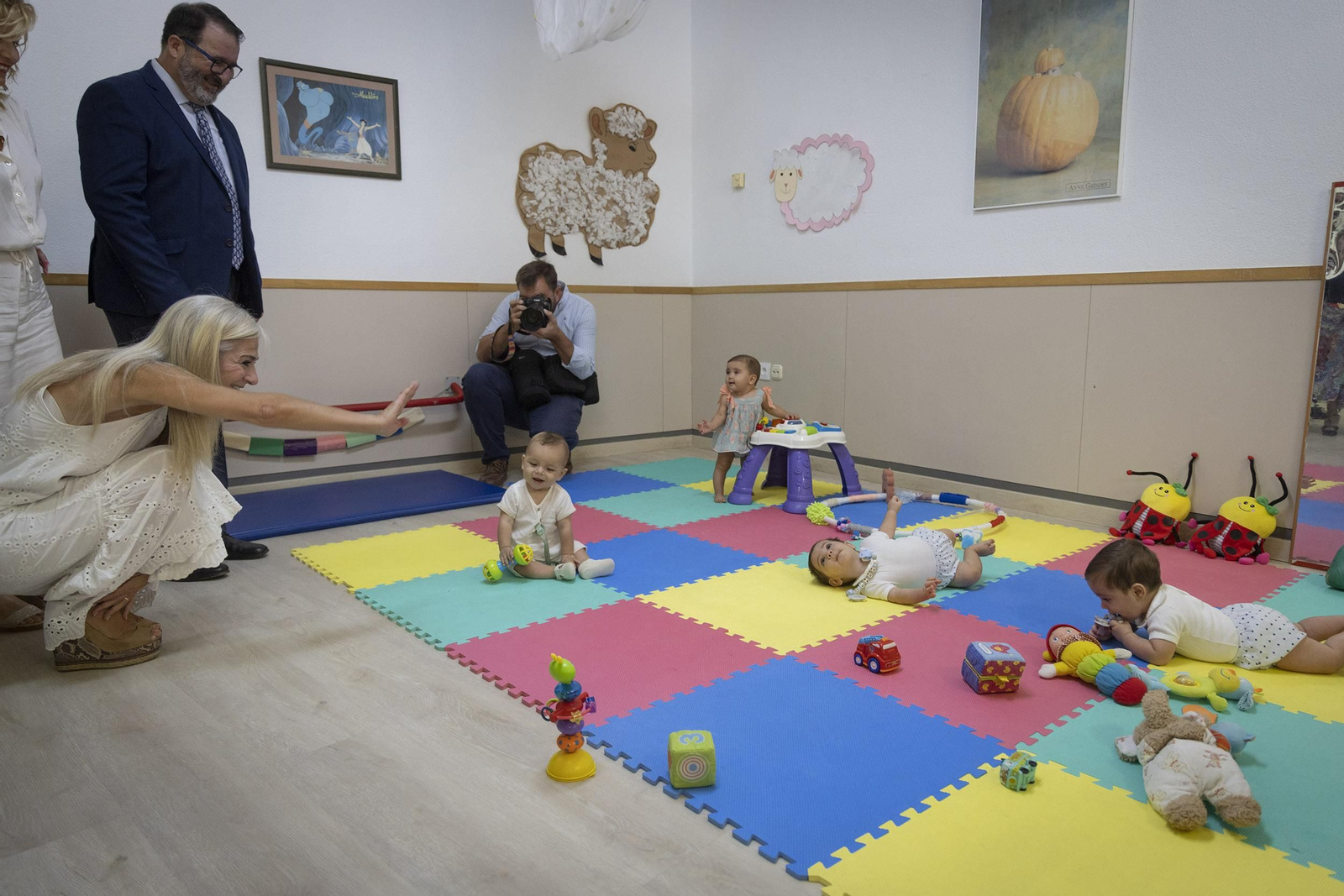 Patricia del Pozo, junto al alcalde de Carmona, Juan Ávila, en la guardería que ha visitado este jueves.