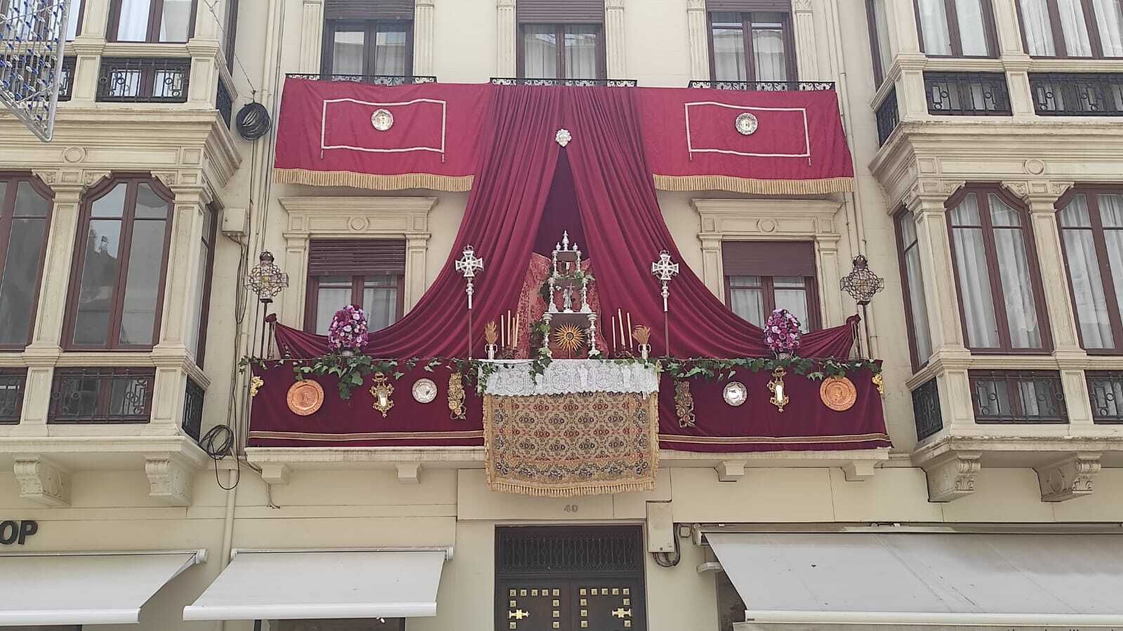 Balcón decorado por la Hermandad del Santo Vía Crucis en el número 40 de la calle Reyes Católicos