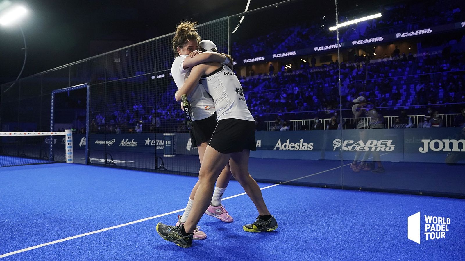 Bea González se abraza con Lucía Sainz.
