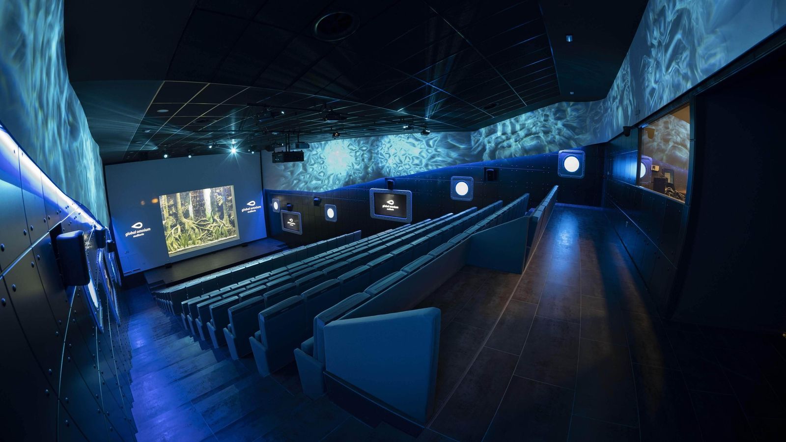Global Omnium Auditorio es el único auditorio inmersivo y multisensorial de Sevilla capaz de diseñar experiencias aumentadas (AX) en 360º con 'videomapping' que recorre las paredes, sonidos y aromas.