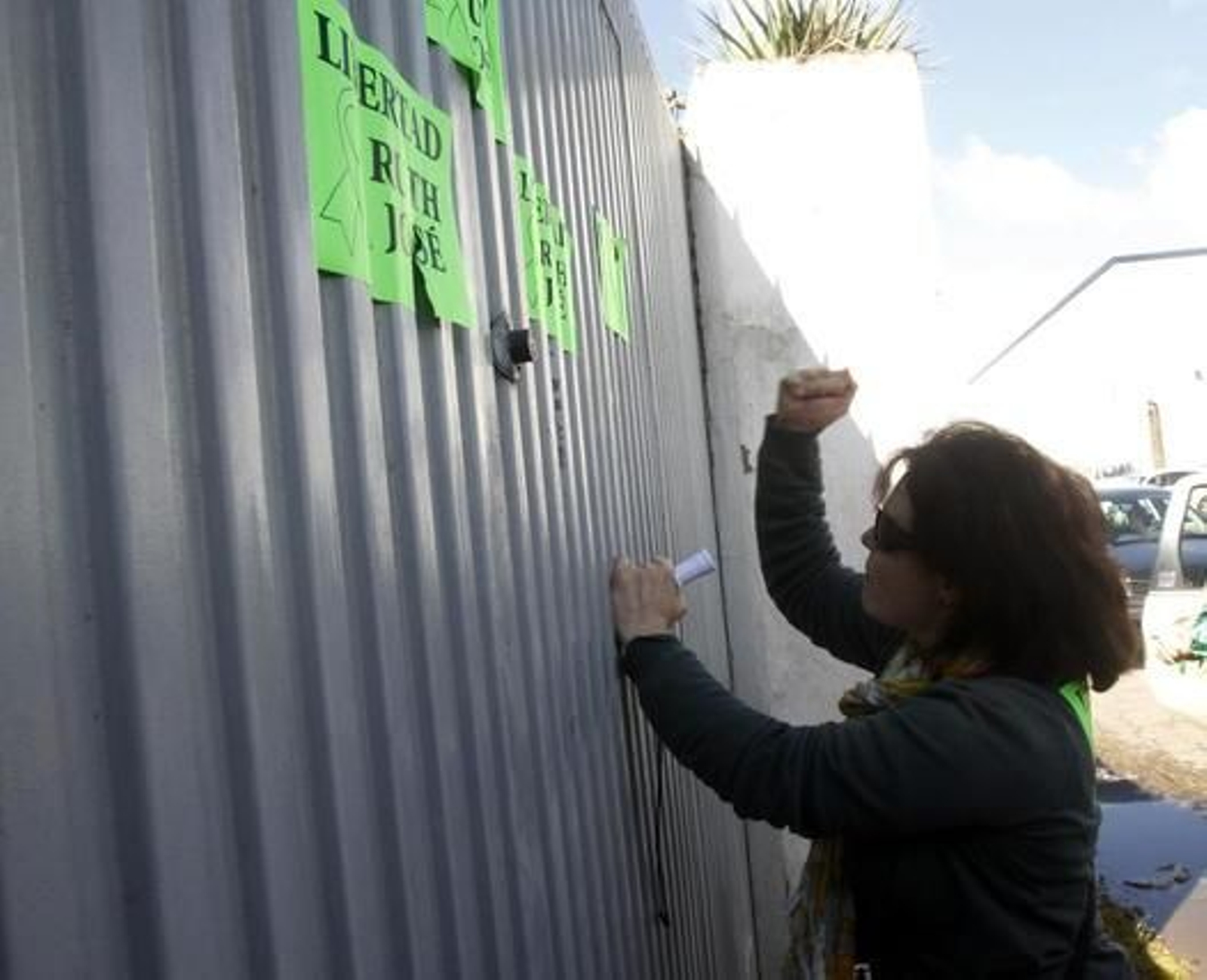 Ruth Ortiz golpea la puerta de la finca de Las Quemadillas.