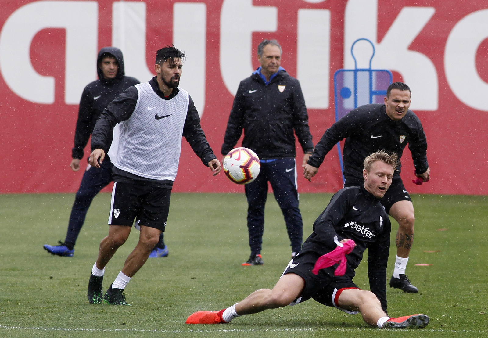 Primer entrenamiento del Sevilla FC tras anunciar Caparrós que tiene leucemia