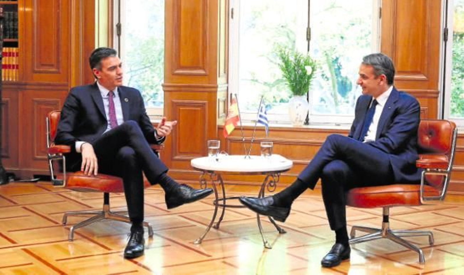El presidente del Gobierno español, Pedro Sánchez, conversa ayer con el primer ministro griego, Kyriakos Mitsotakis, en una reunión en Atenas. El presidente del Gobierno español, Pedro Sánchez, conversa ayer con el primer ministro griego, Kyriakos Mitsotakis, en una reunión en Atenas.