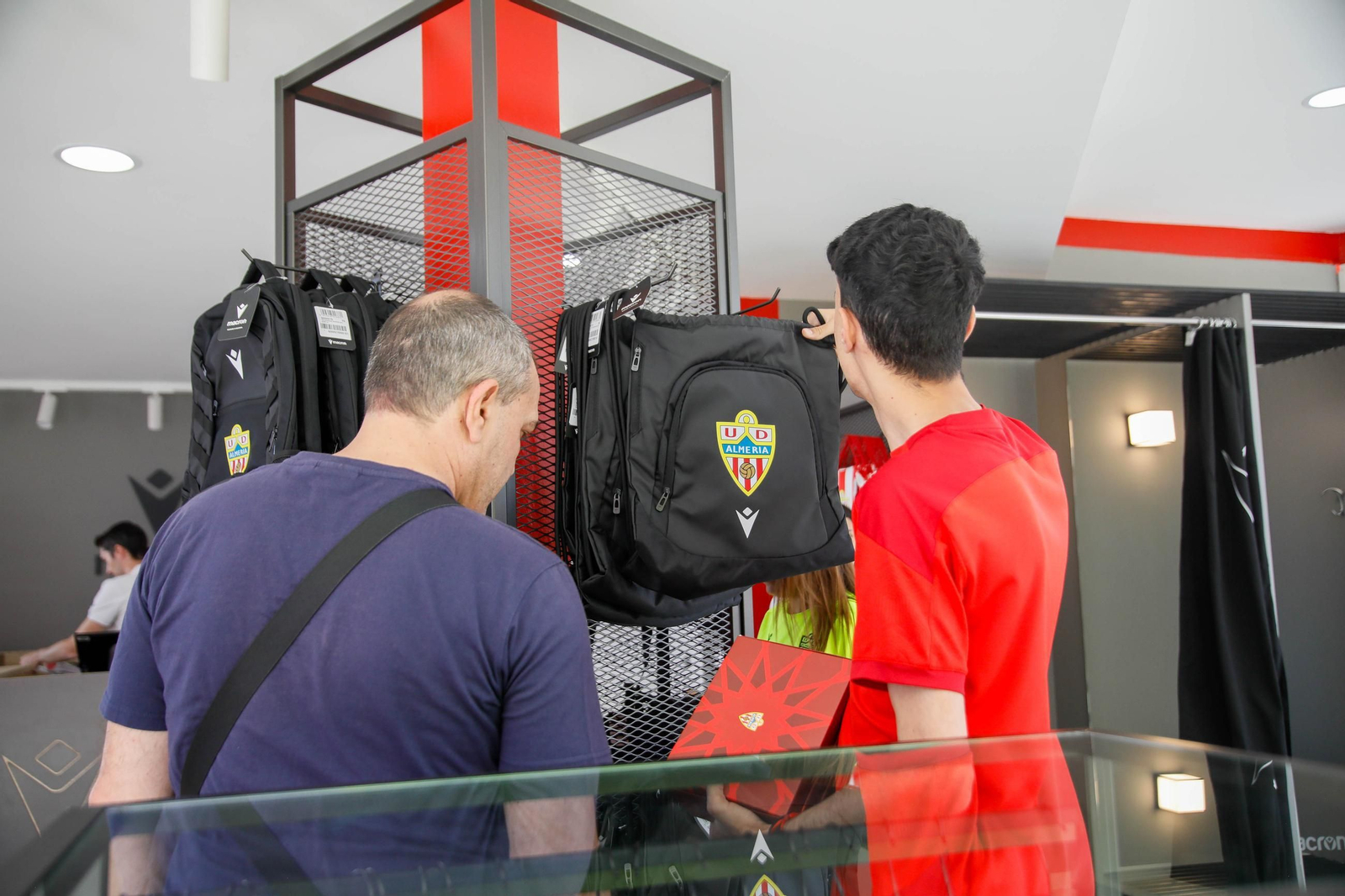 Las imágenes de la campaña de abonos de la UDA y apertura de la tienda del club