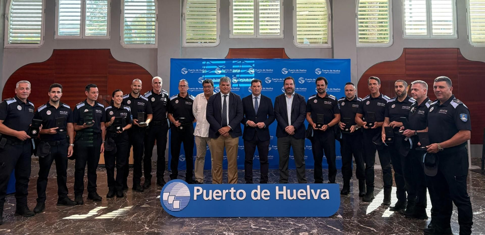 El presidente del Puerto con agentes de la Policia Portuaria.