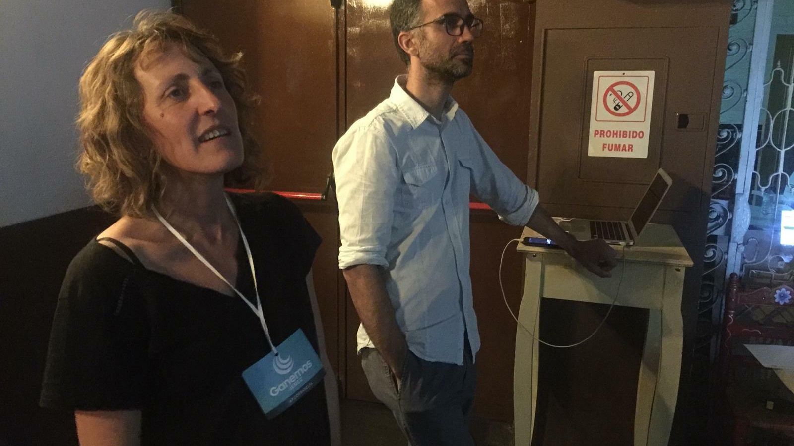 Kika González, candidata de Ganemos Jerez, mirando los resultados.