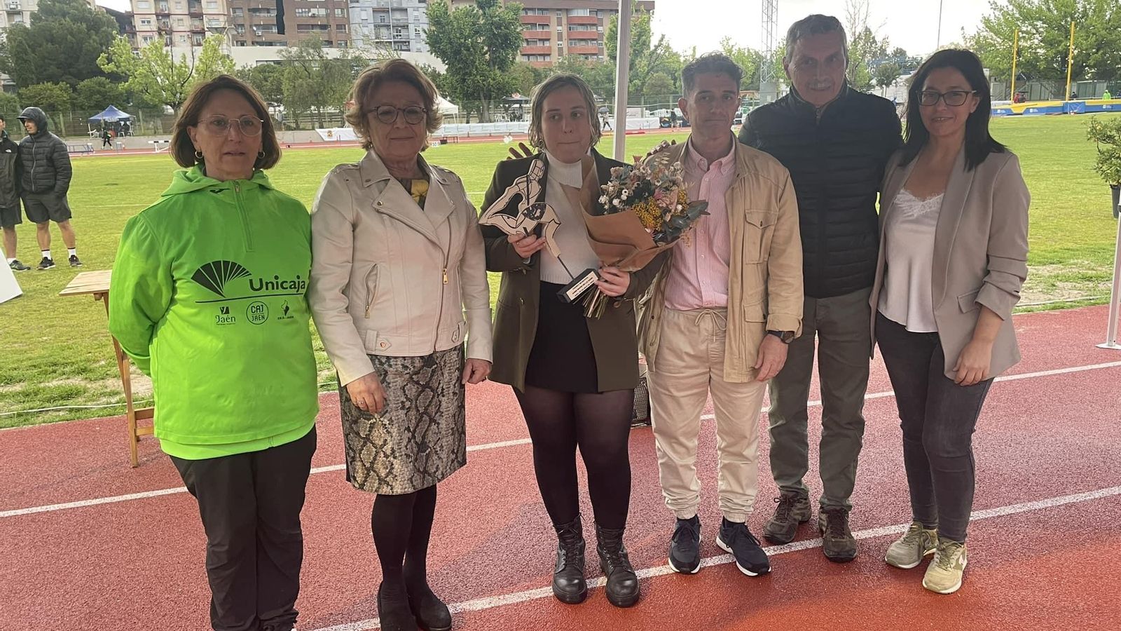 Patricia de la Casa, acompañada de las autoridades, recoge el I Premio Juan David de la Casa. Patricia de la Casa, acompañada de las autoridades, recoge el I Premio Juan David de la Casa.