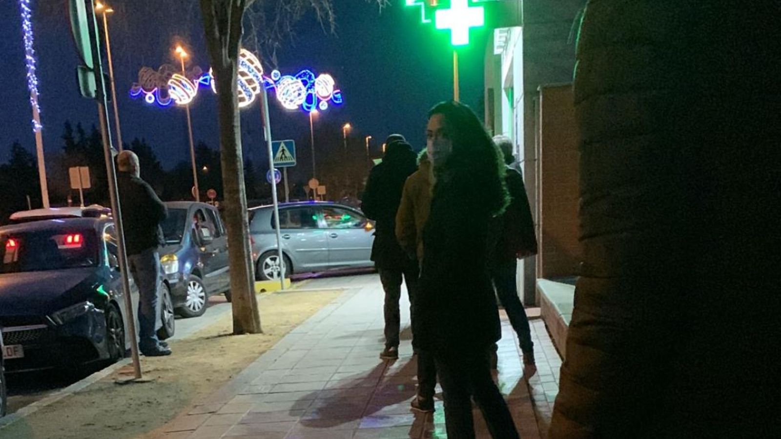 Colas en las farmacias de Sevilla a la búsqueda de un test de antígenos