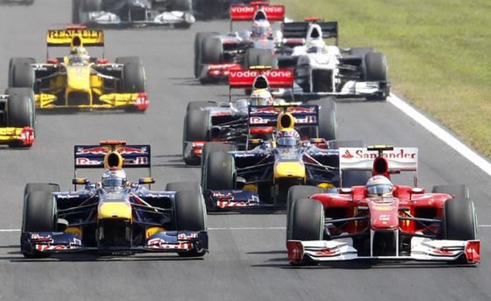 Fernando Alonso acaba segundo por detrás de Webber en el Gran Premio de Hungría. / Reuters
