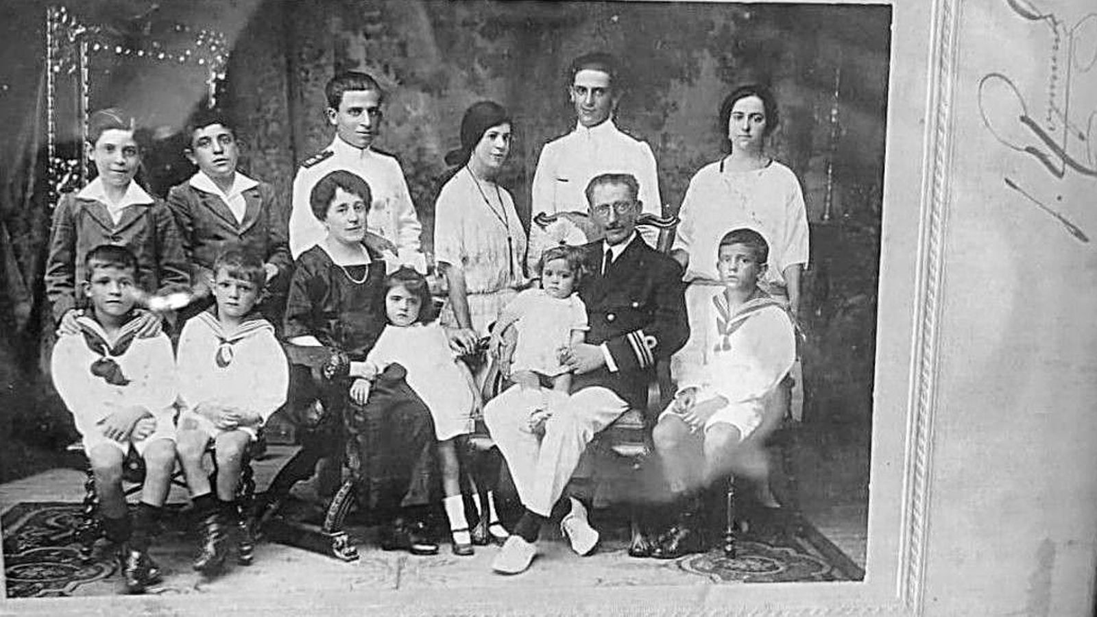 Una foto de época del VII marqués  de Casa Recaño, Miguel Ángel Liaño, con su mujer, Ana Pacheco. y alguno de sus 12 hijos. Entre ellos están Miguel Ángel (VIIImarqués de Casa Recaño), Lourdes, Ana María, Joaquín, Jesús, Pedro, Francisco, Juan, María de la Paz y María Dolores.
