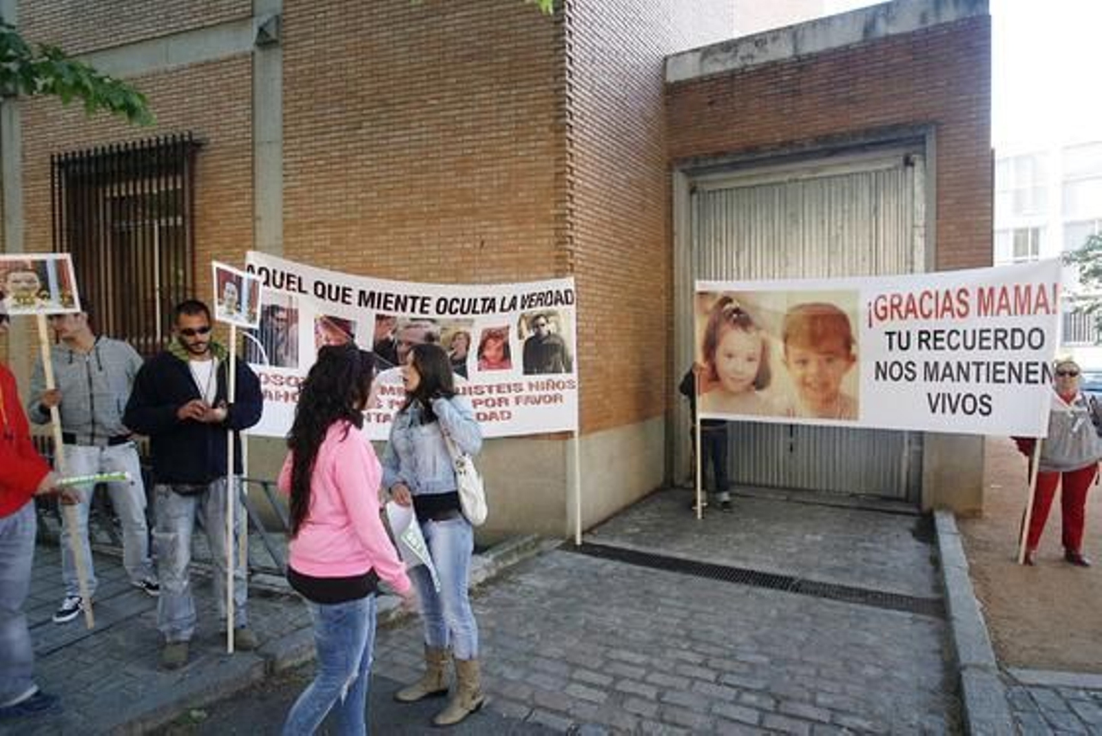 Pancarta en memoria de los pequeños a las puertas de los jugazdos.