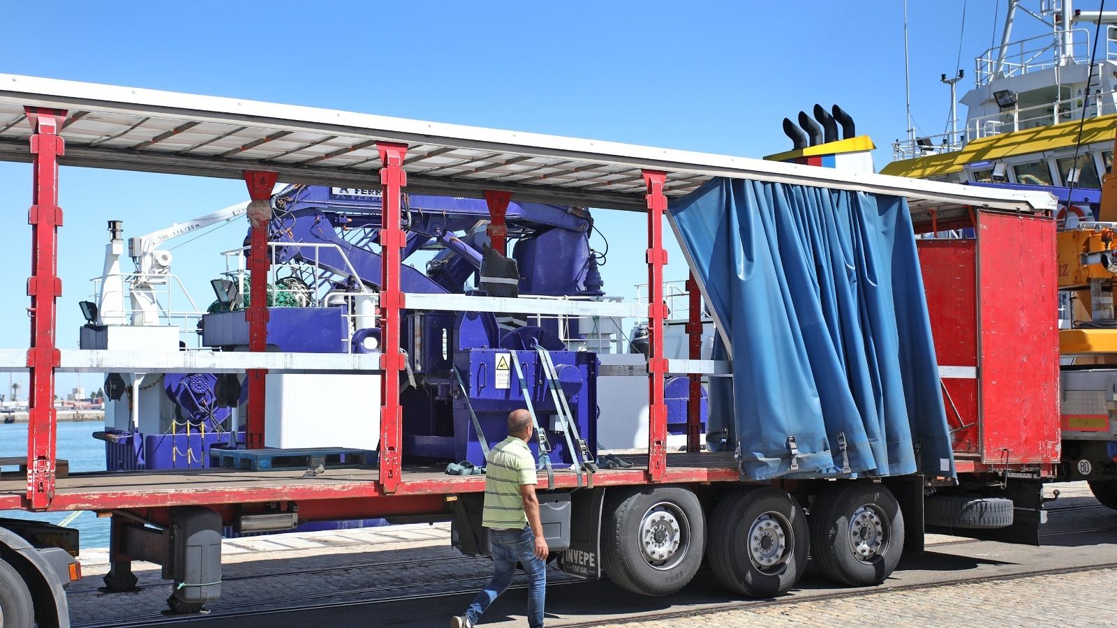 Una grúa estuvo trabajando durante toda la mañana de este lunes junto al Ángeles Alvariño