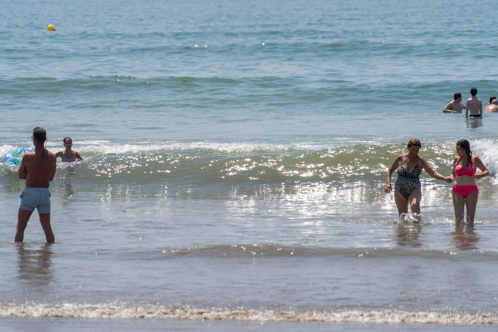 Imágenes de la mañana en las playas de Punta Umbría marcadas por la alerta roja