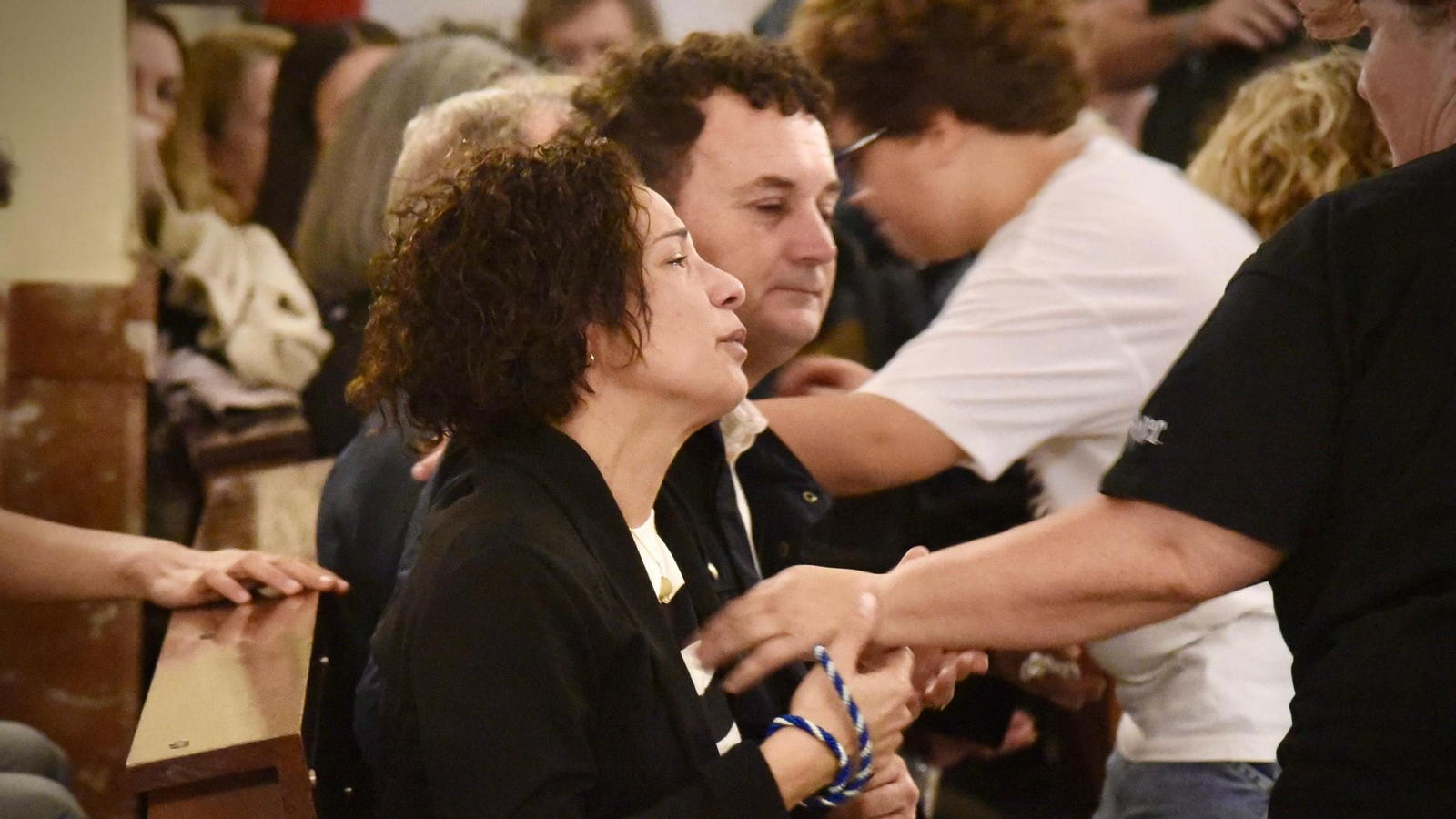 Zara Villar y José Manuel Peña, los padres de Sandra, reciben palabras de consuelo en San José Obrero.