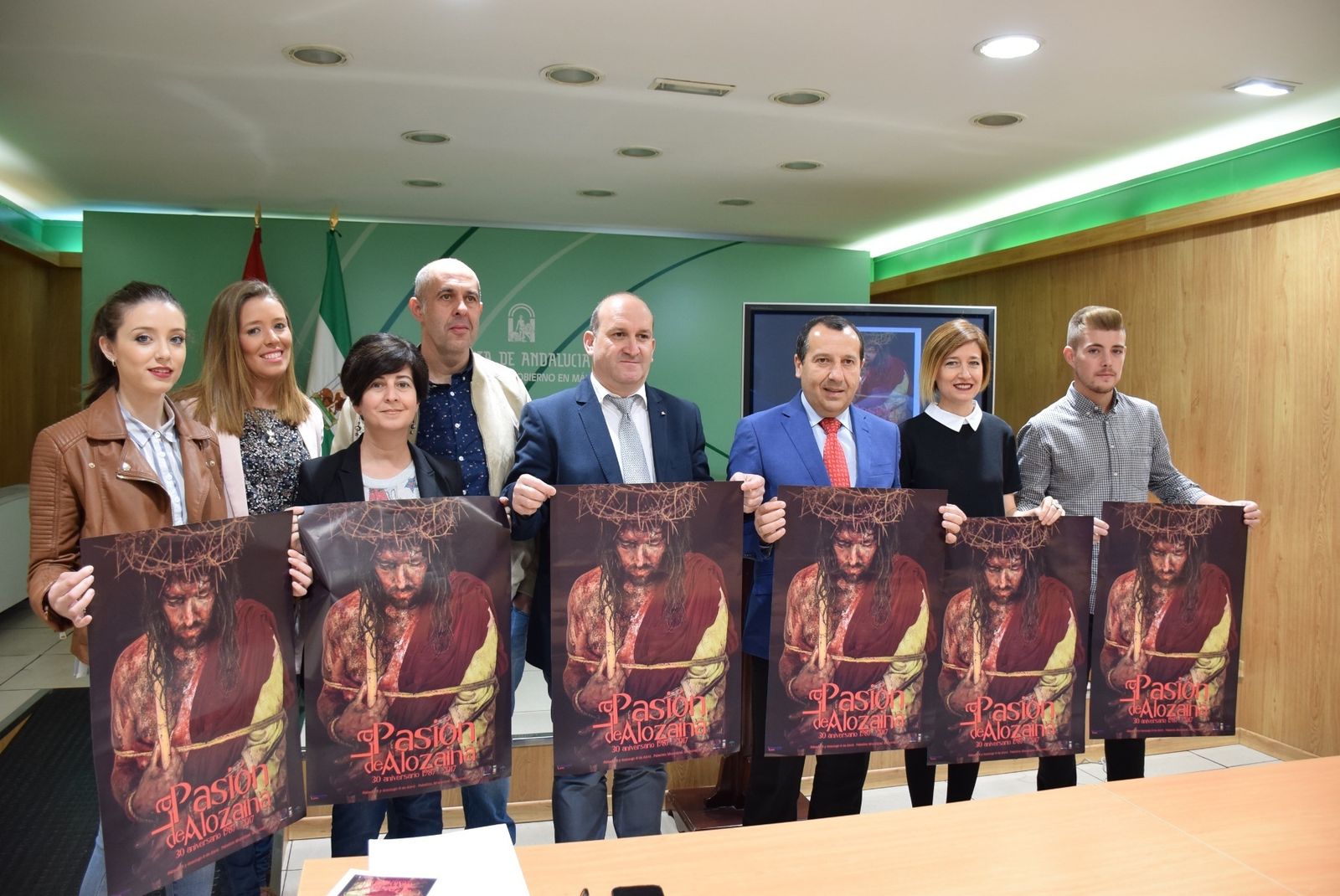 Espejo y Pérez junto con el director de montaje a algunos actores.