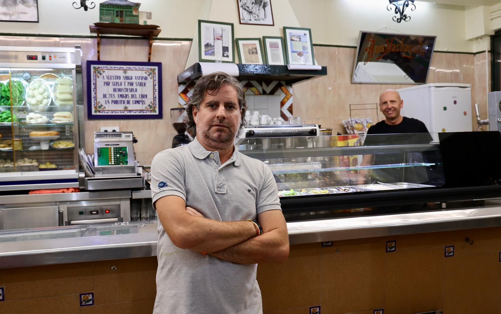 Cholo Jiménez posa en la Bodega Consolación.