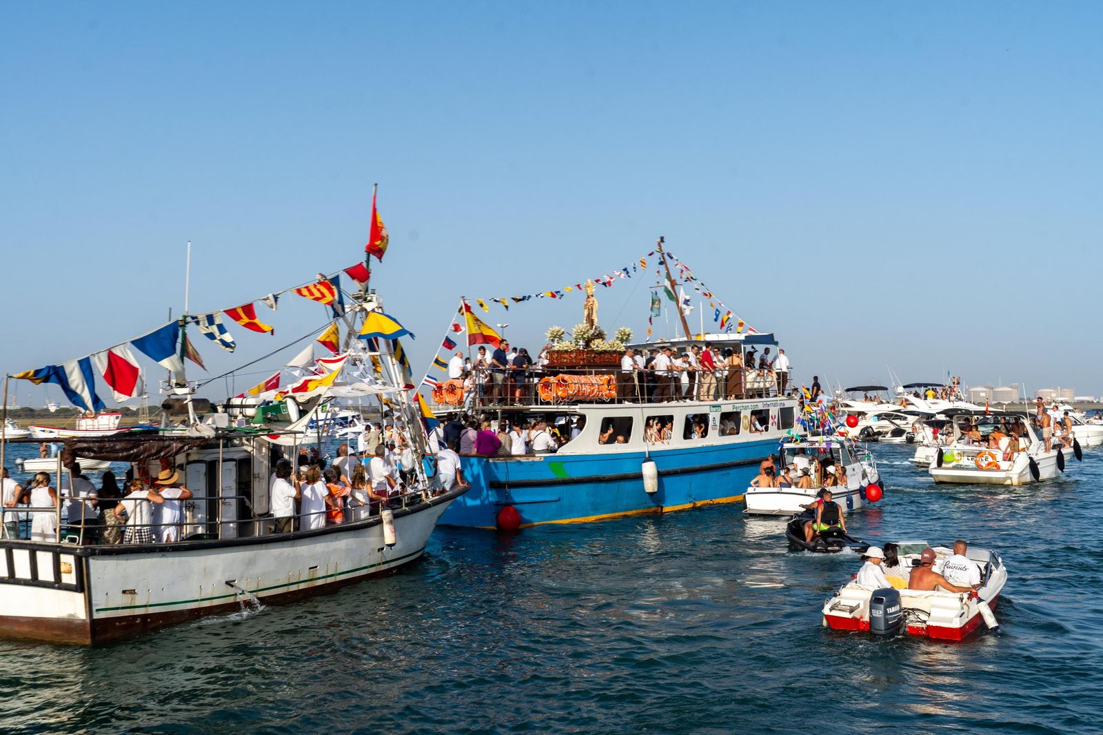 Imágenes de la Solemne Procesión marítima de la Virgen del Carmen en Punta Umbría