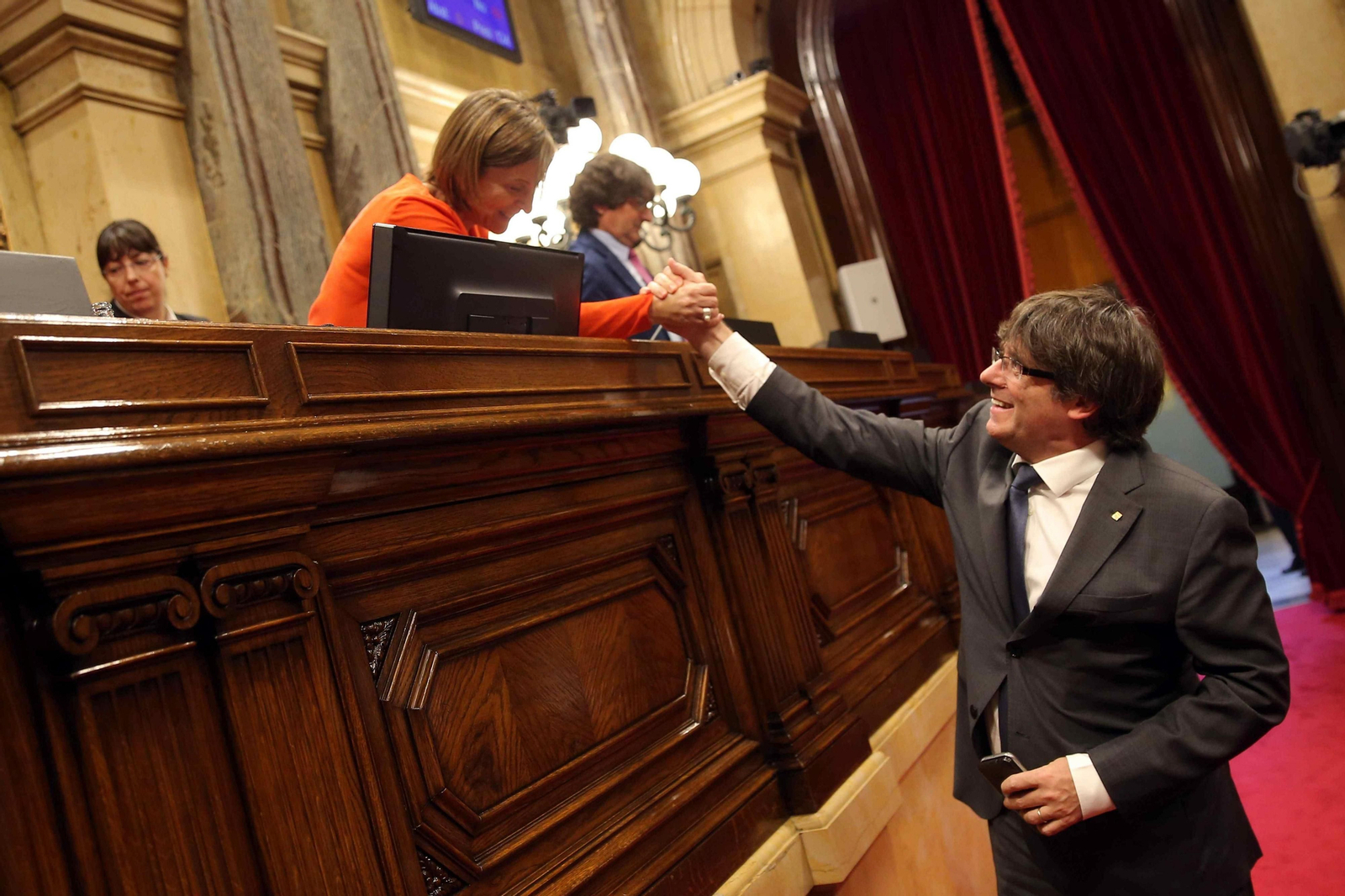Puigdemont saluda a Forcadell al finalizar el pleno del debate sobre el proceso independentista.