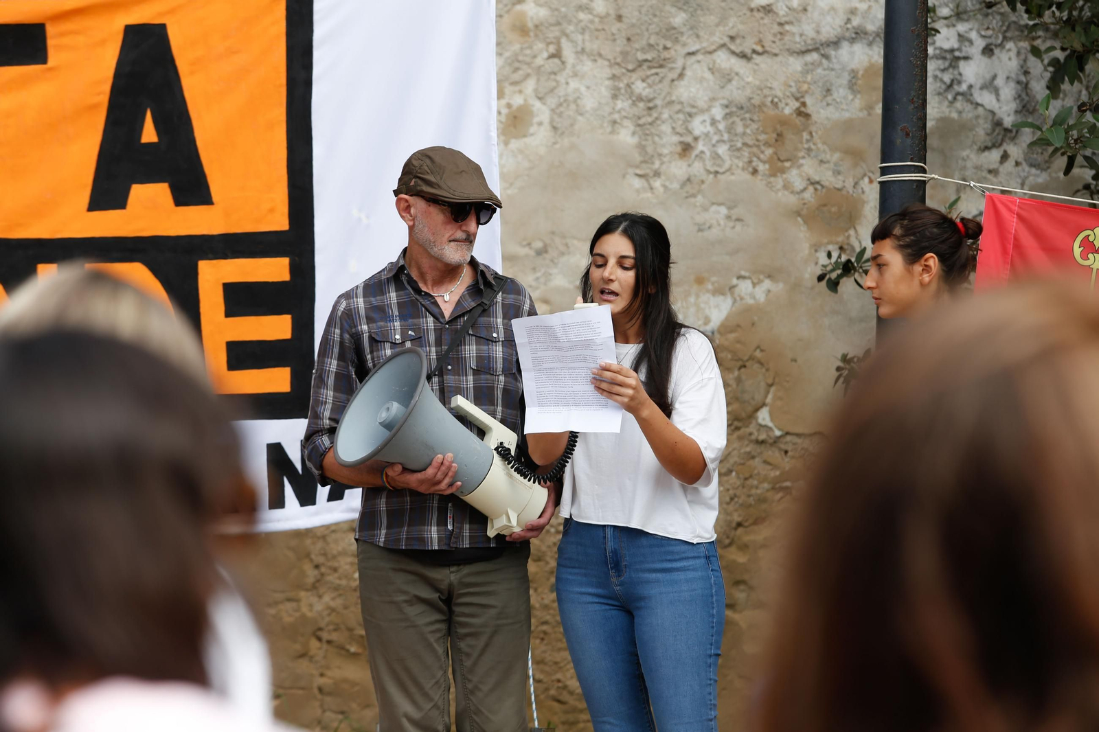 La manifestación por el derecho a una vivienda digna en Tarifa, en imágenes