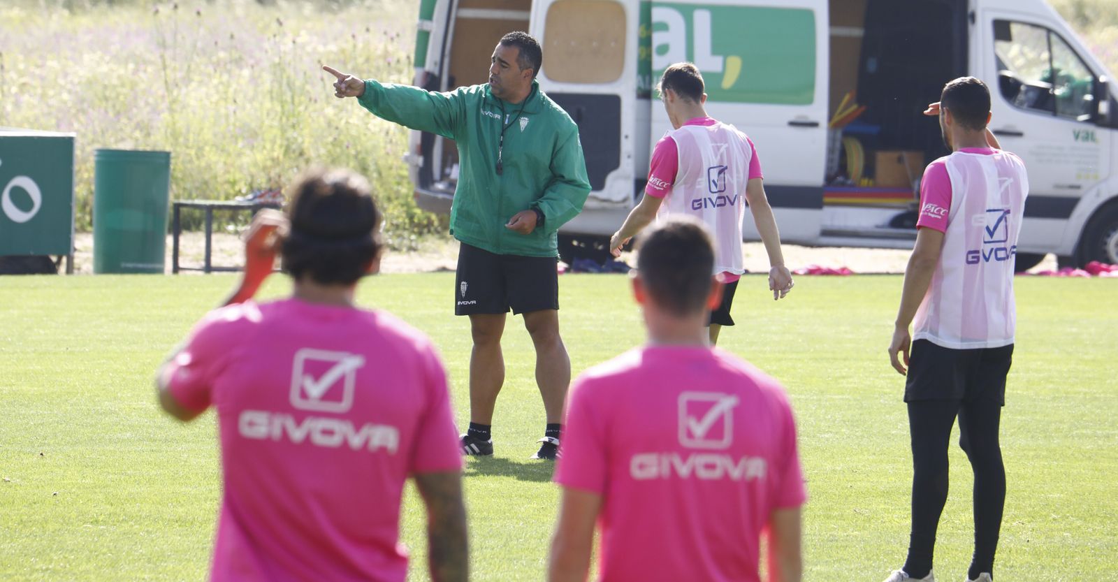 Germán Crespo corrige una acción táctica a sus jugadores en un entrenamiento.