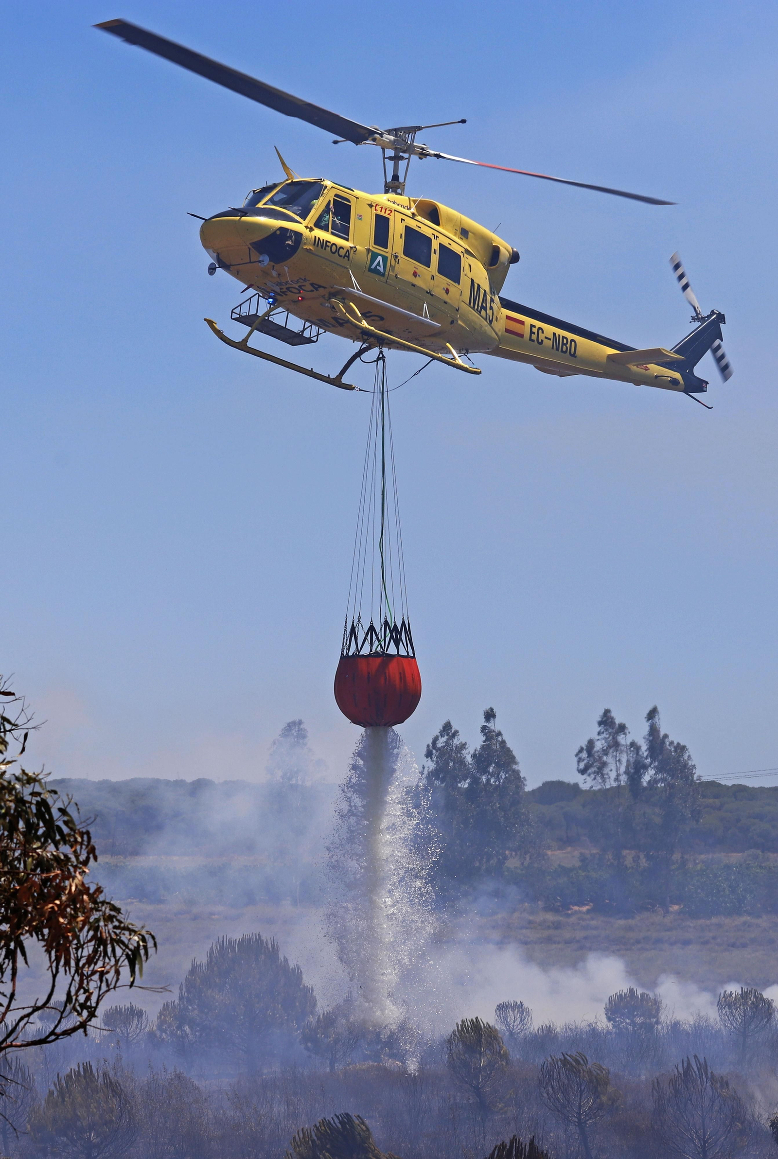 Imágenes del espectacular incendio entre en el paraje de la raya de Aljaraque y Marismas del Odiel