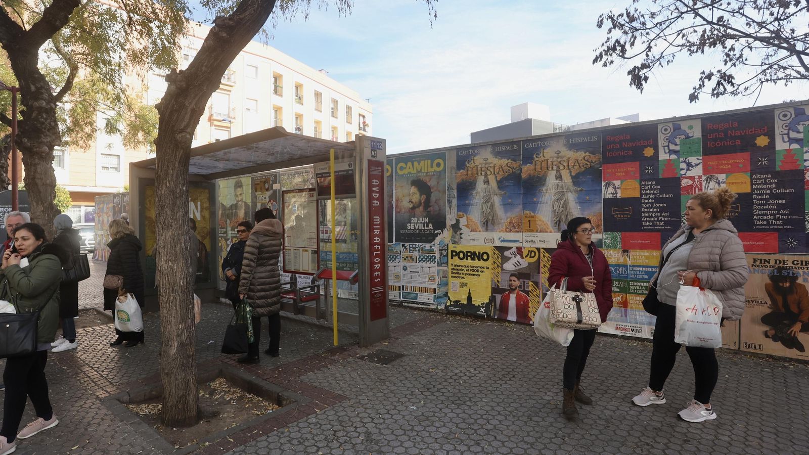 La parada de autobús en la actualidad, desplazada unos metros desde su ubicación original.