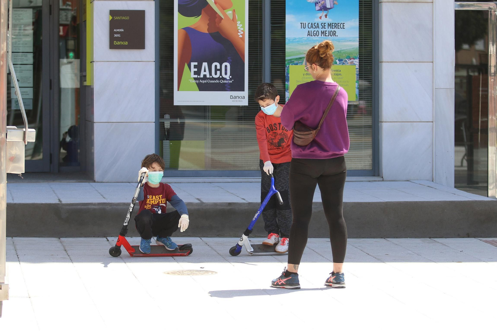 Fotogalería Los niños salen a la calle tras 43 días de confinamiento por coronavirus