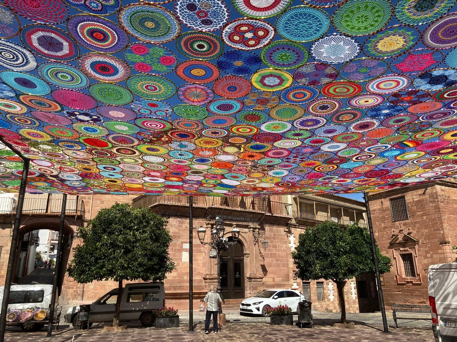 Un paseo en fotografías bajo el gran toldo de croché de Montoro