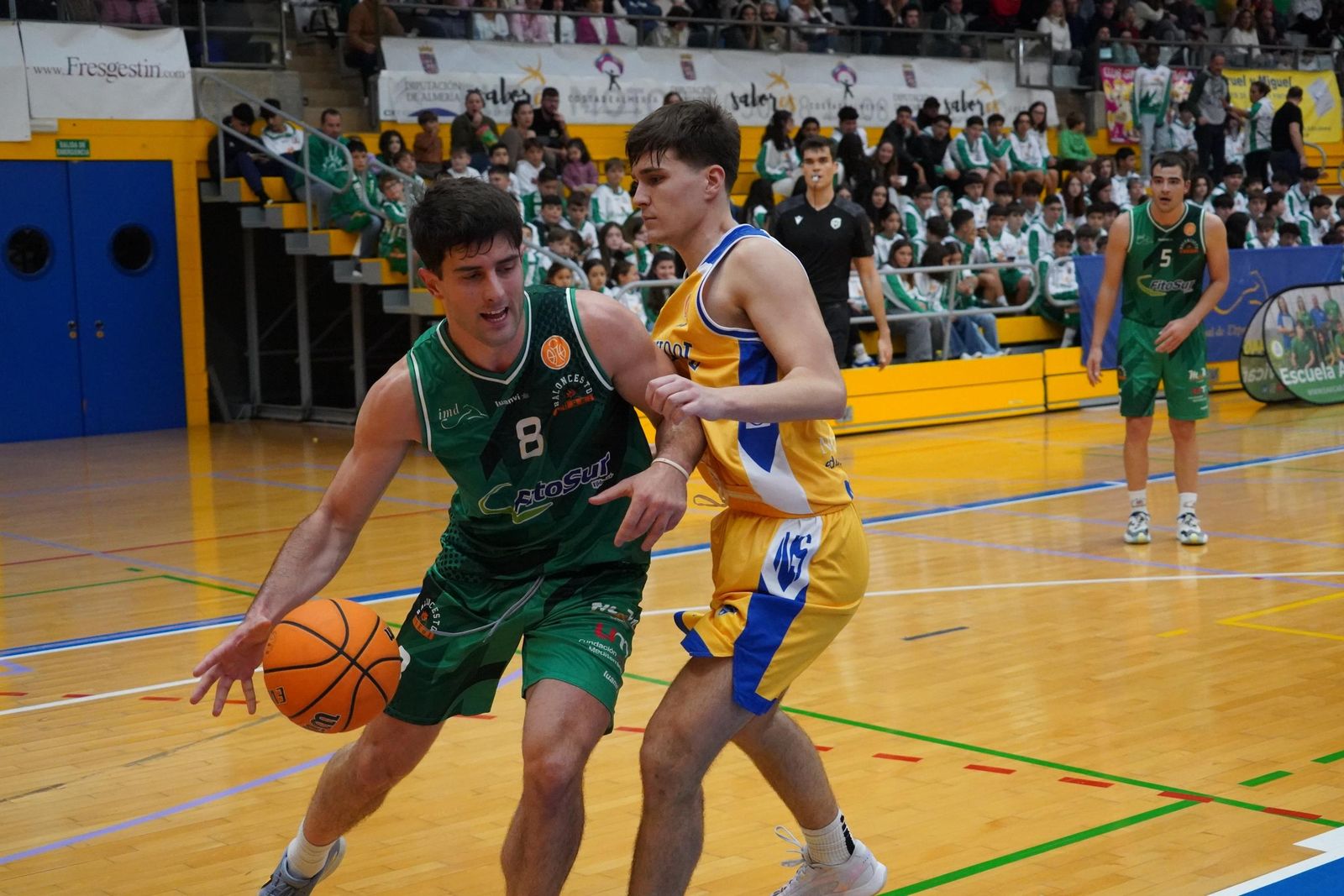 Un jugador del conjunto ejidense trata de sortear la presión rival durante una acción del encuentro.