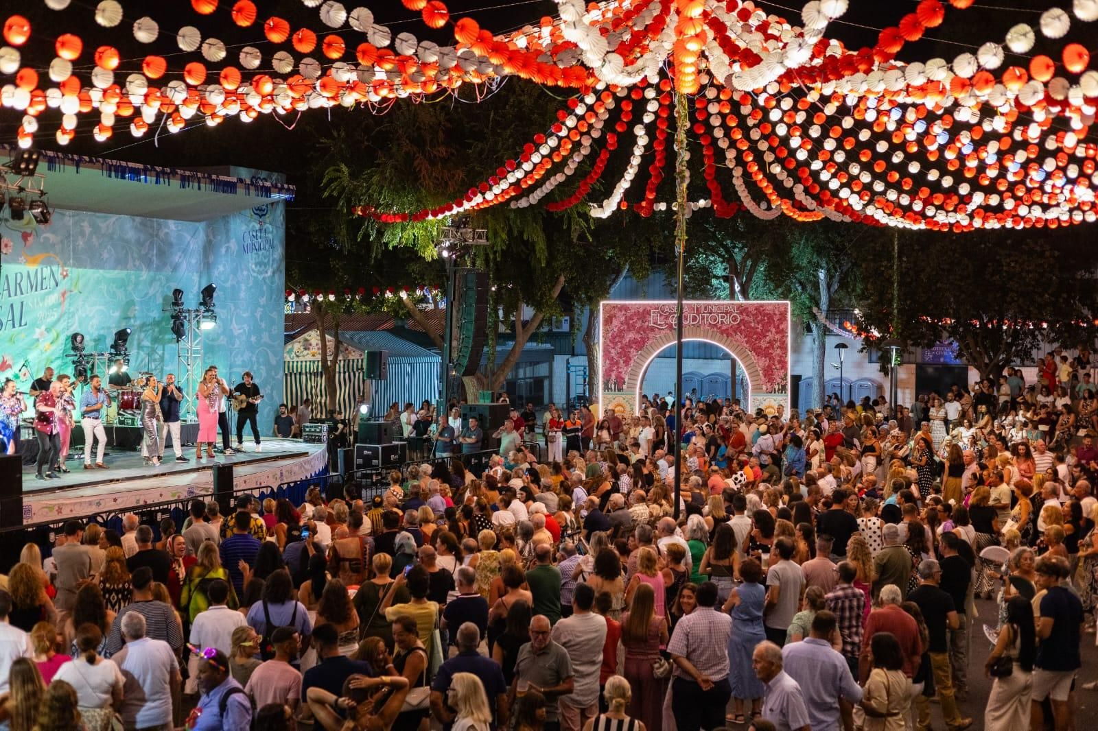 El auditorio del Parque durante la actuación de Raya Real, en la Feria del Carmen y de la Sal de San Fernando El auditorio del Parque durante la actuación de Raya Real, en la Feria del Carmen y de la Sal de San Fernando