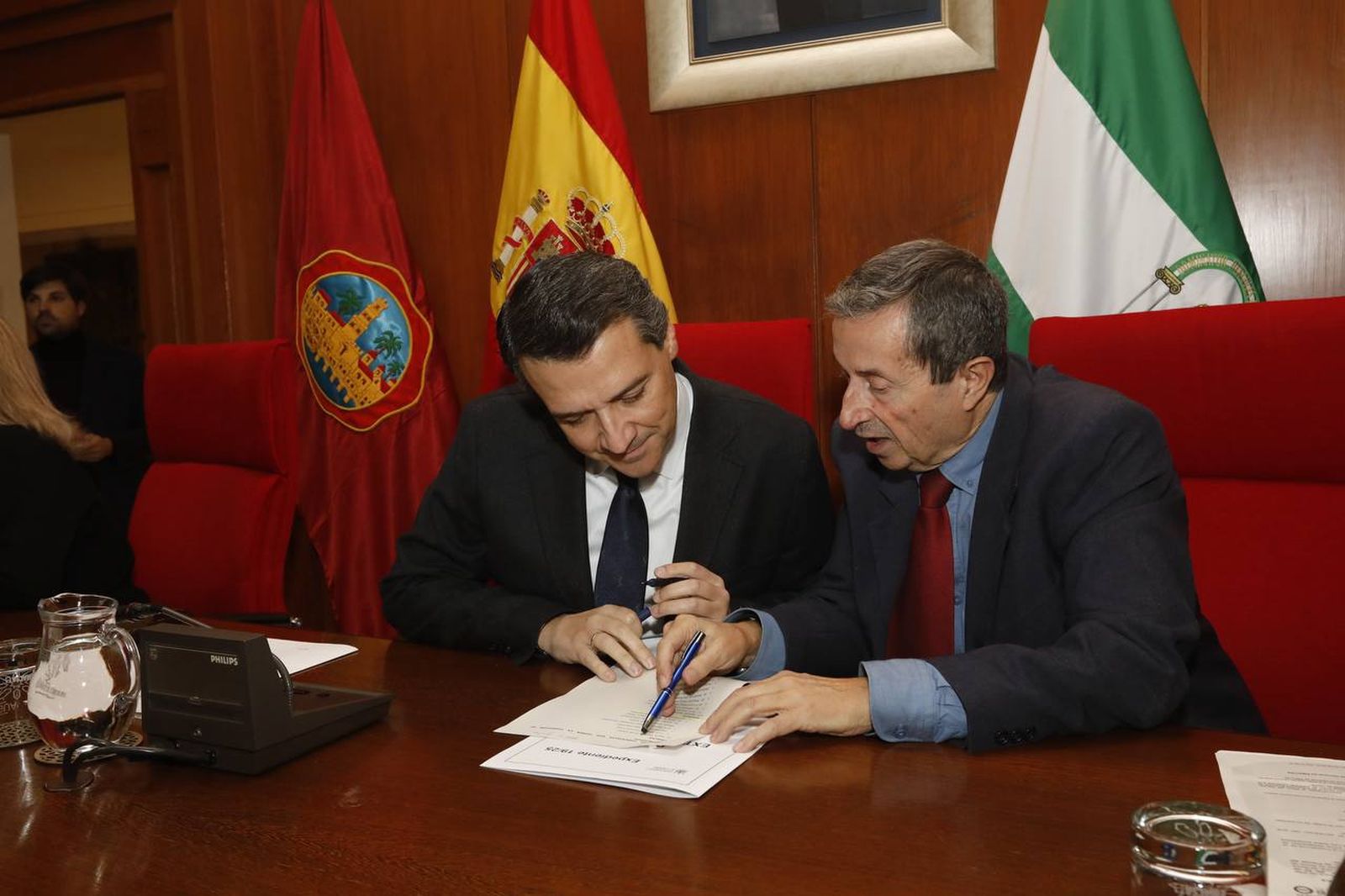 Valeriano Lavela conversa con José María Bellido en su último Pleno