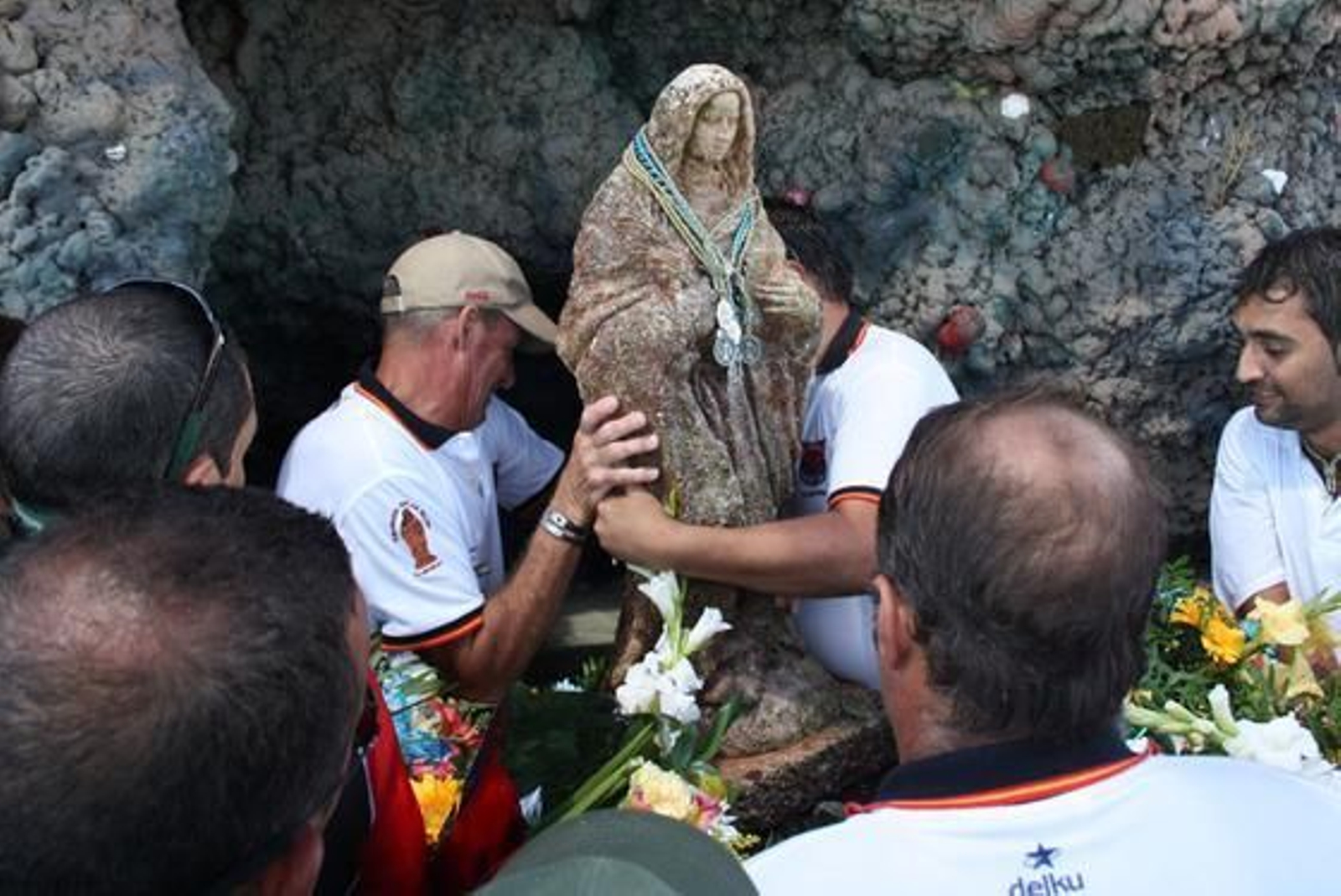 Miles de fieles recibieron con entusiasmo a la imagen en su llegada a la playa.

Foto: Fran Montes