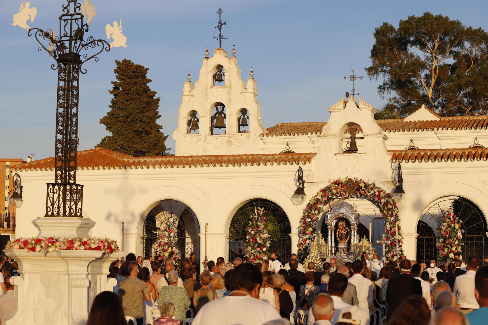 La Virgen presidió la palza de su mirador. La Virgen presidió la palza de su mirador.